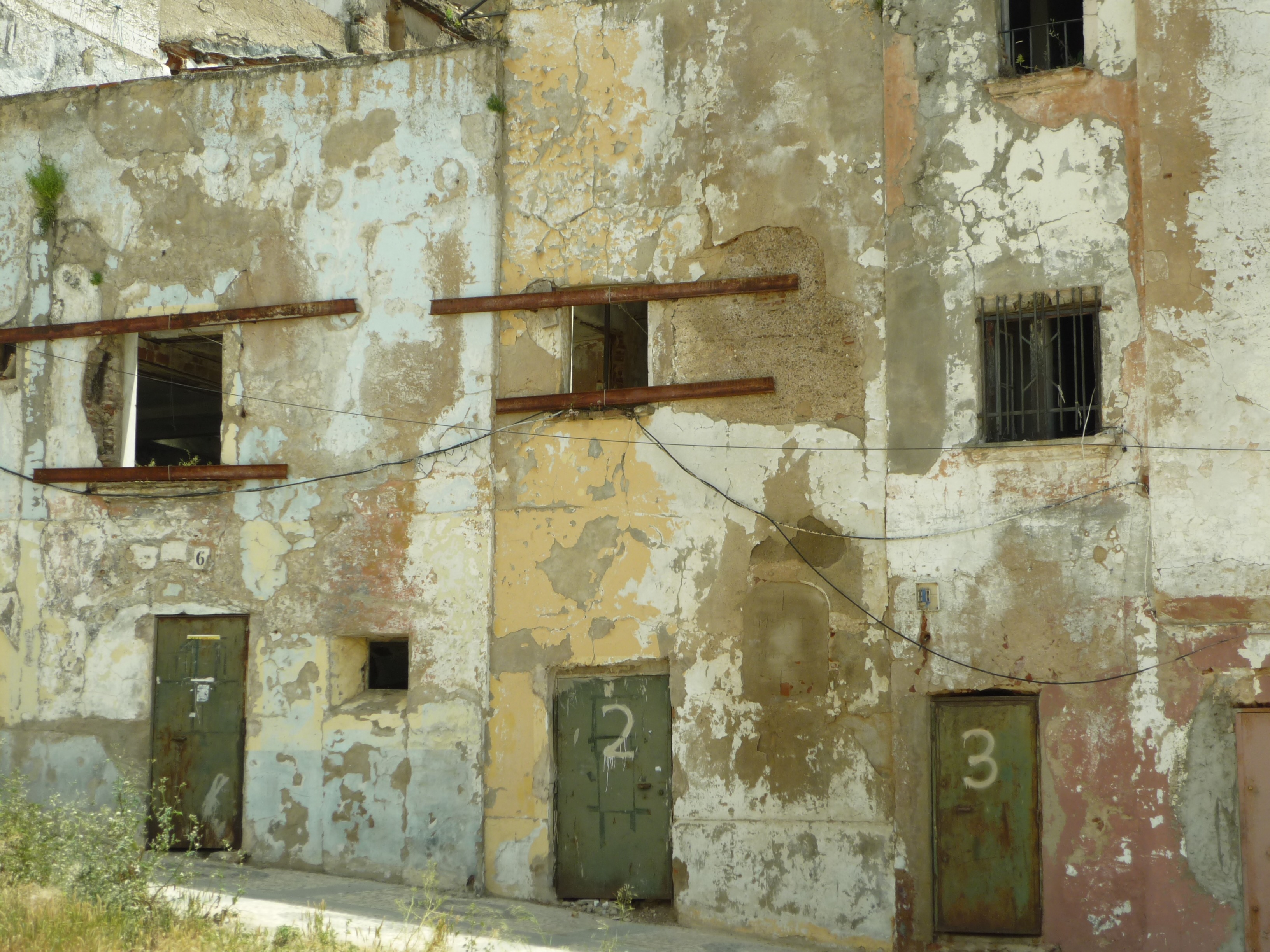 old, deterioration, decline, weathered, architecture, doors, ruined, 2K, obsolete, wall - building feature, ruin, run-down, bad condition, damaged, facades, HD Wallpaper