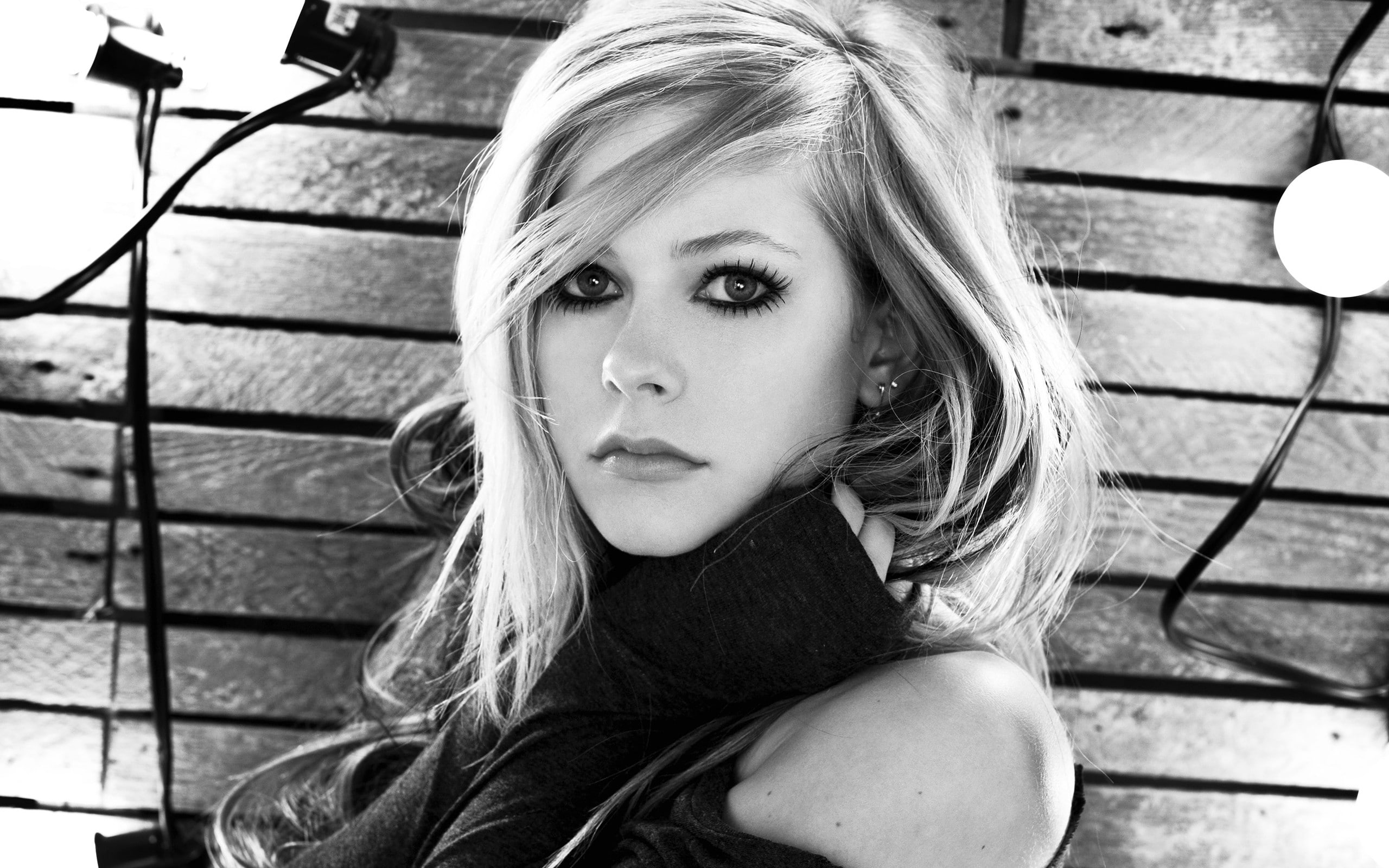 casual clothing, long hair, beauty, leisure activity, singer, Avril Lavigne, real people, one person, monochrome, headshot, sitting, outdoors, beautiful woman, HD Wallpaper