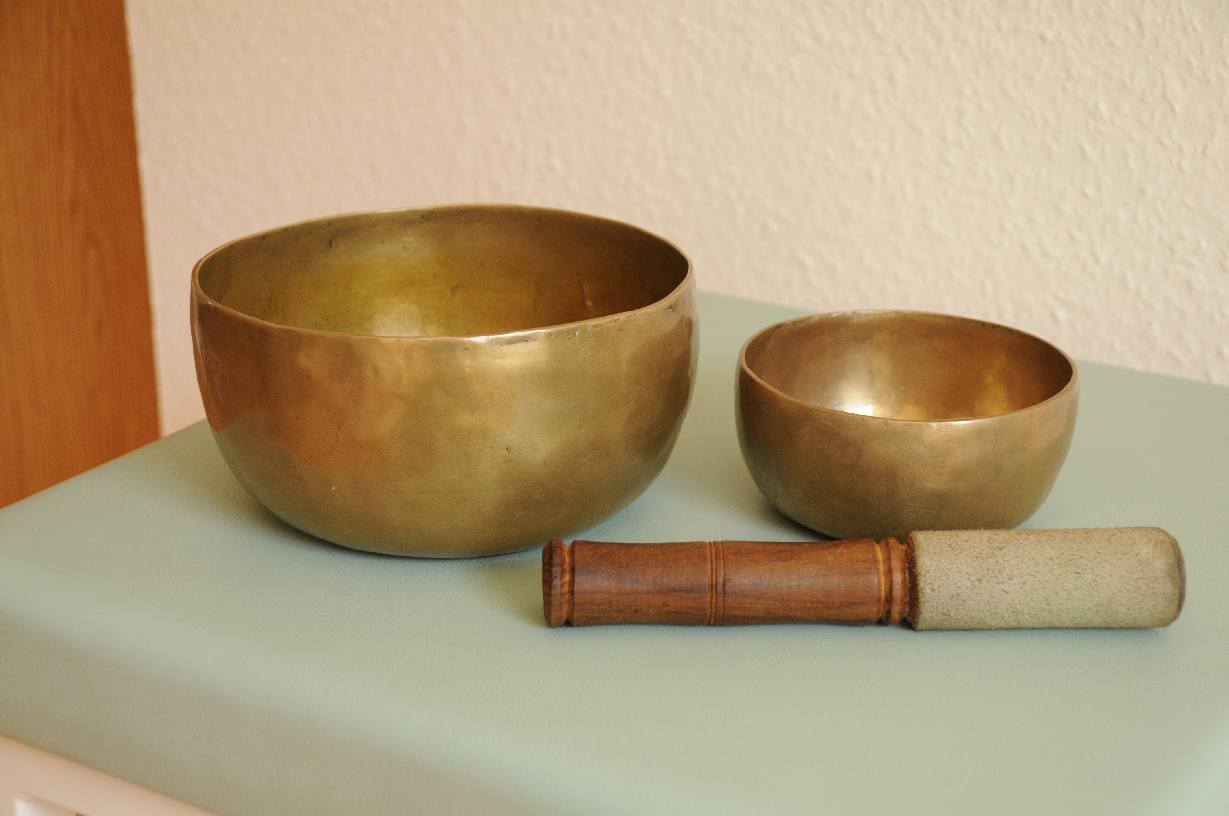 handle, full body massages, bowl, table, quigong, domestic room, massage, indoors, gold colored, japanese art of healing, wood - Material, day, old, brown, HD Wallpaper