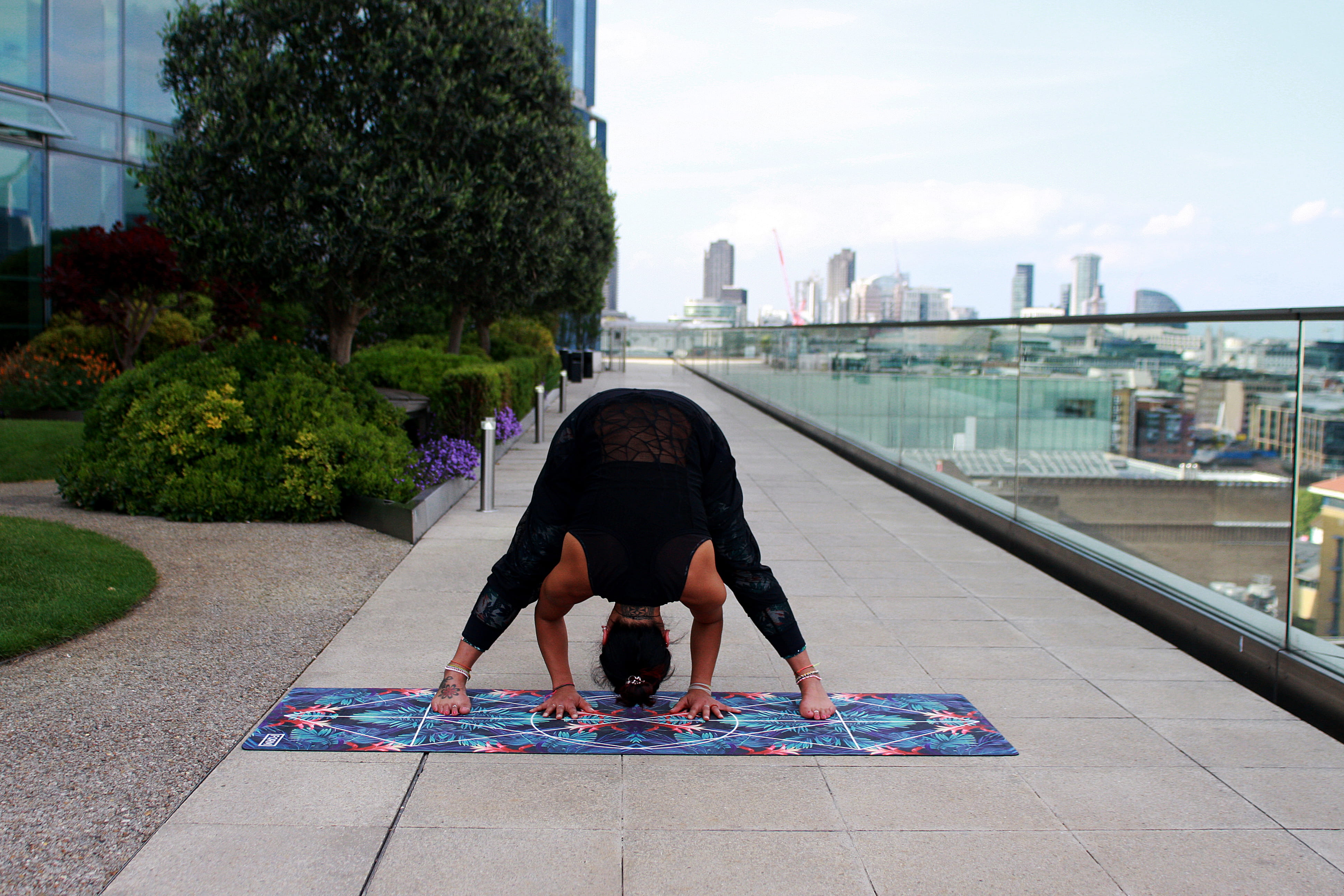 fitness, acro yoga, building exterior, 4K, nature, england, urban, built structure, wearing, leisure, relaxation, united kingdom, stretching, black, position, HD Wallpaper