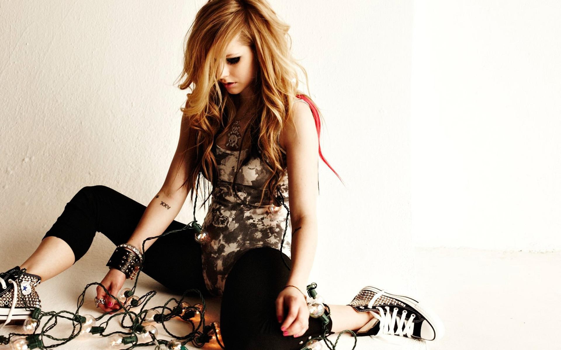 avril lavigne, sneakers, avril, lavigne, 1080P, lamps, bracelet, tattoo, HD Wallpaper