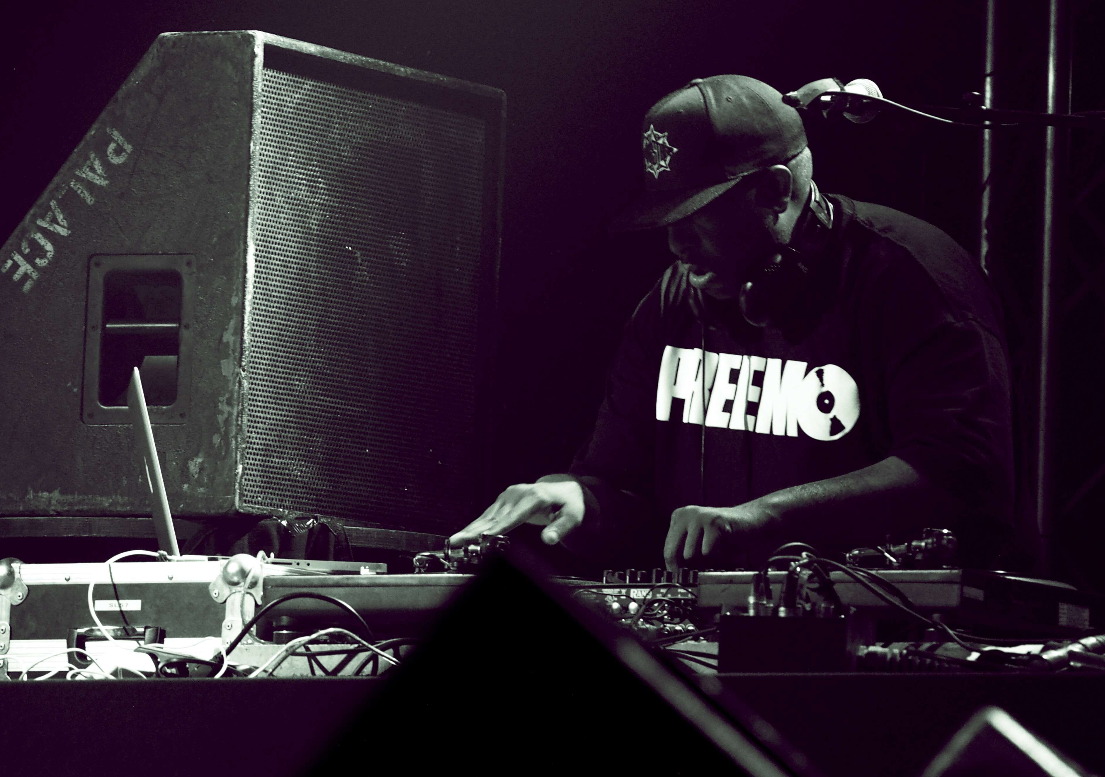 waist up, technology, music, arts culture and entertainment, real people, audio equipment, dj, premo, nightlife, men, muenster, djpremier, skill, 2K, one person, HD Wallpaper