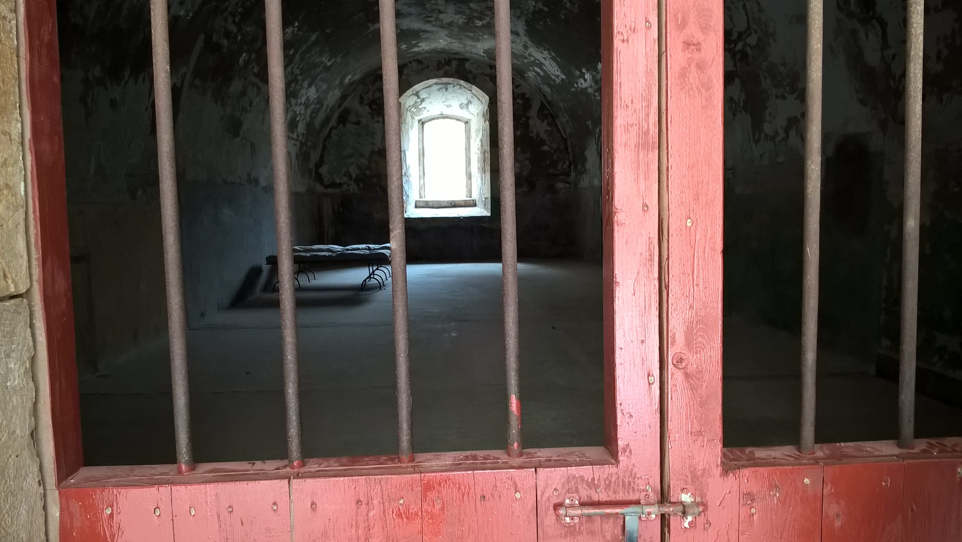 wood - material, weathered, wooden, history, Cell, architecture, built structure, building, pink, closed, 2K, old, day, damaged, indoors, the past, Balusters, HD Wallpaper