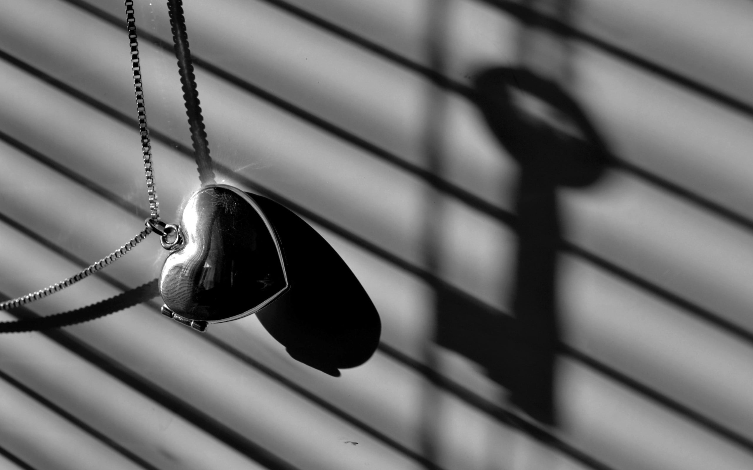 colored, necklace, sunlight, wall - Building Feature, architecture, 2K, selective focus, drop, silver, security bar, day, modern, rope, close-up, black And White, HD Wallpaper