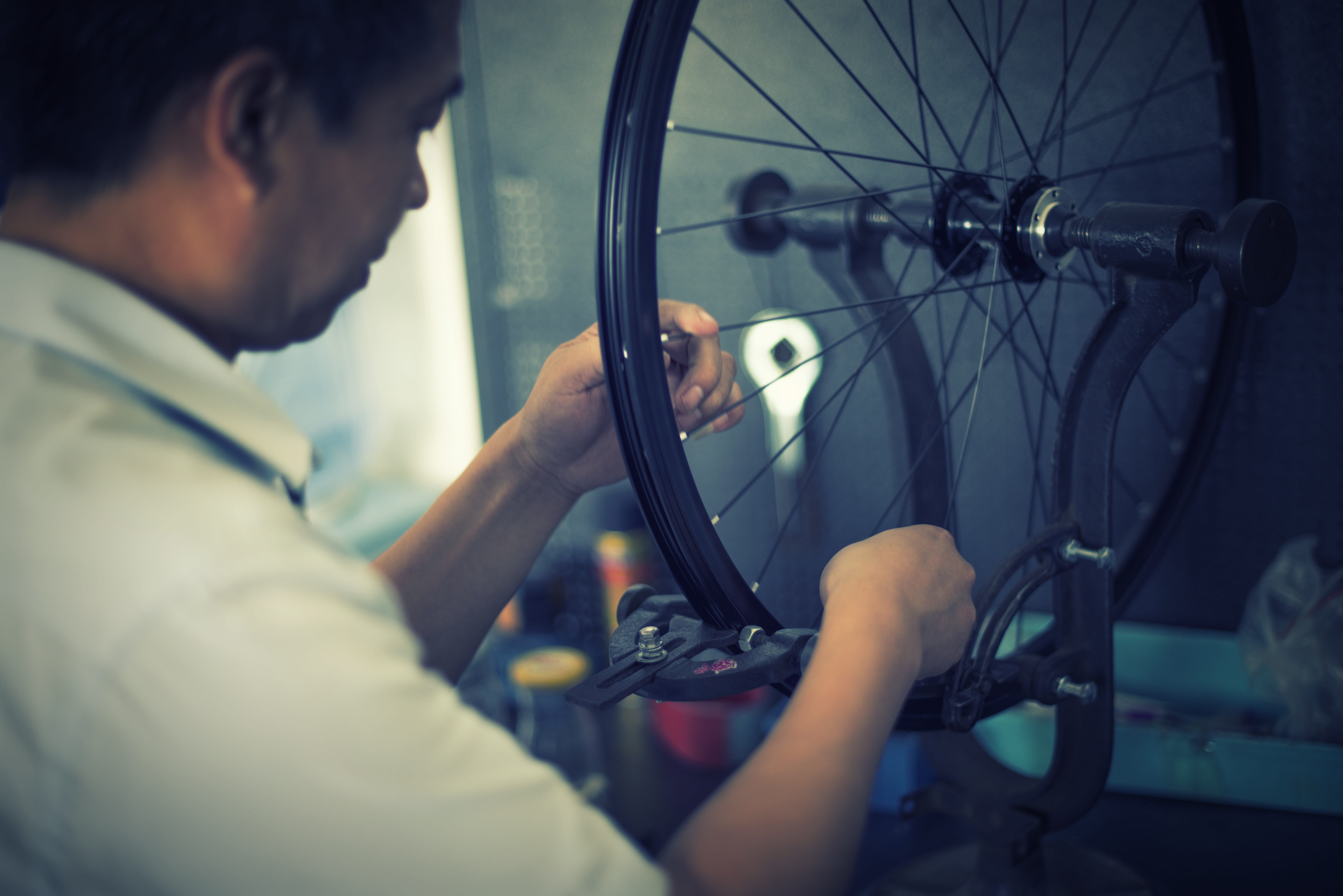 one person, spoke, men, mode of transportation, artisan, adult, headshot, table, occupation, repairing, indoors, serious, skill, profile view, bicycle, HD Wallpaper