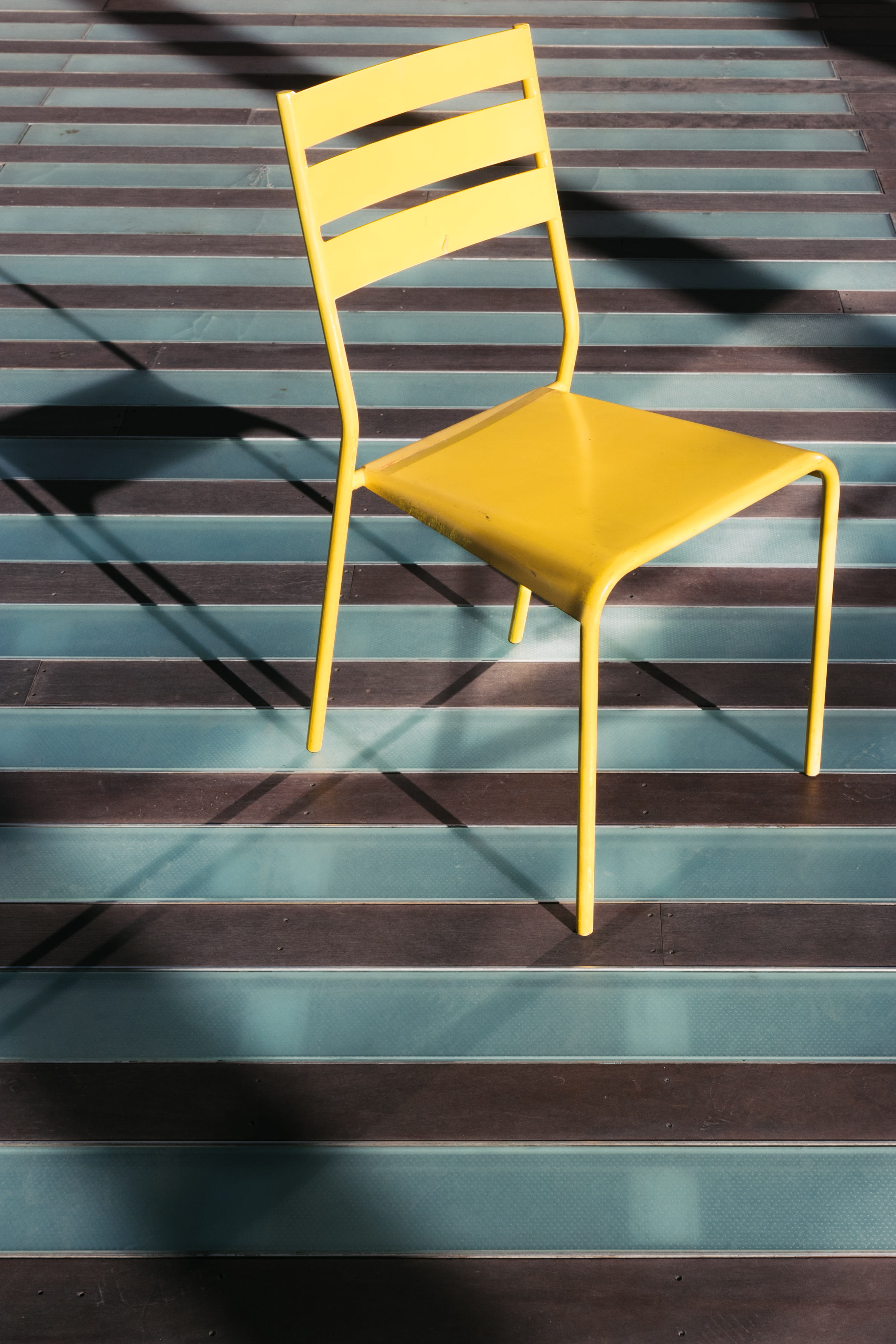 day, stripes, pattern, shadow, austin, seat, downtown austin texas, urban, bold, shadows, 4K, table, high angle view, metal, absence, empty, architecture, Phone HD Wallpaper