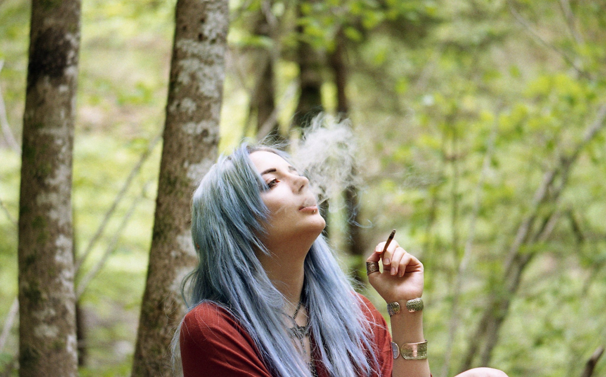 smoke - physical structure, focus on foreground, day, real people, blue hair, plant, smoking issues, outdoors, women outdoors, cigarette, smoking - activity, HD Wallpaper