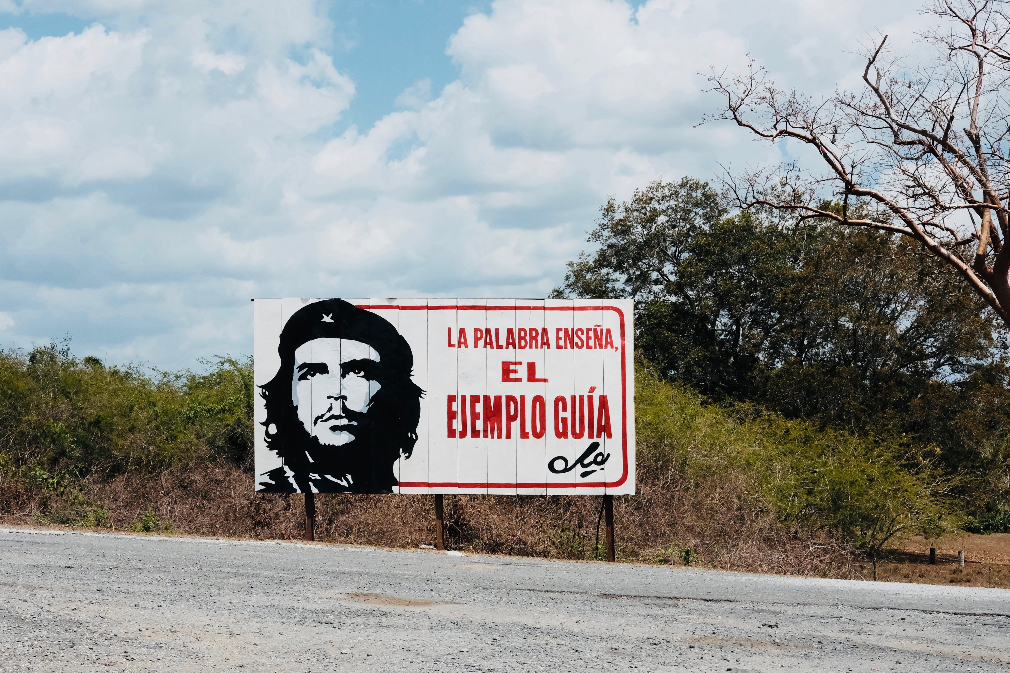 che guevara, warning sign, plant, text, day, portrait, road, billboard, street, 4K, sign, guidance, havana, communication, cloud - sky, human representation, HD Wallpaper