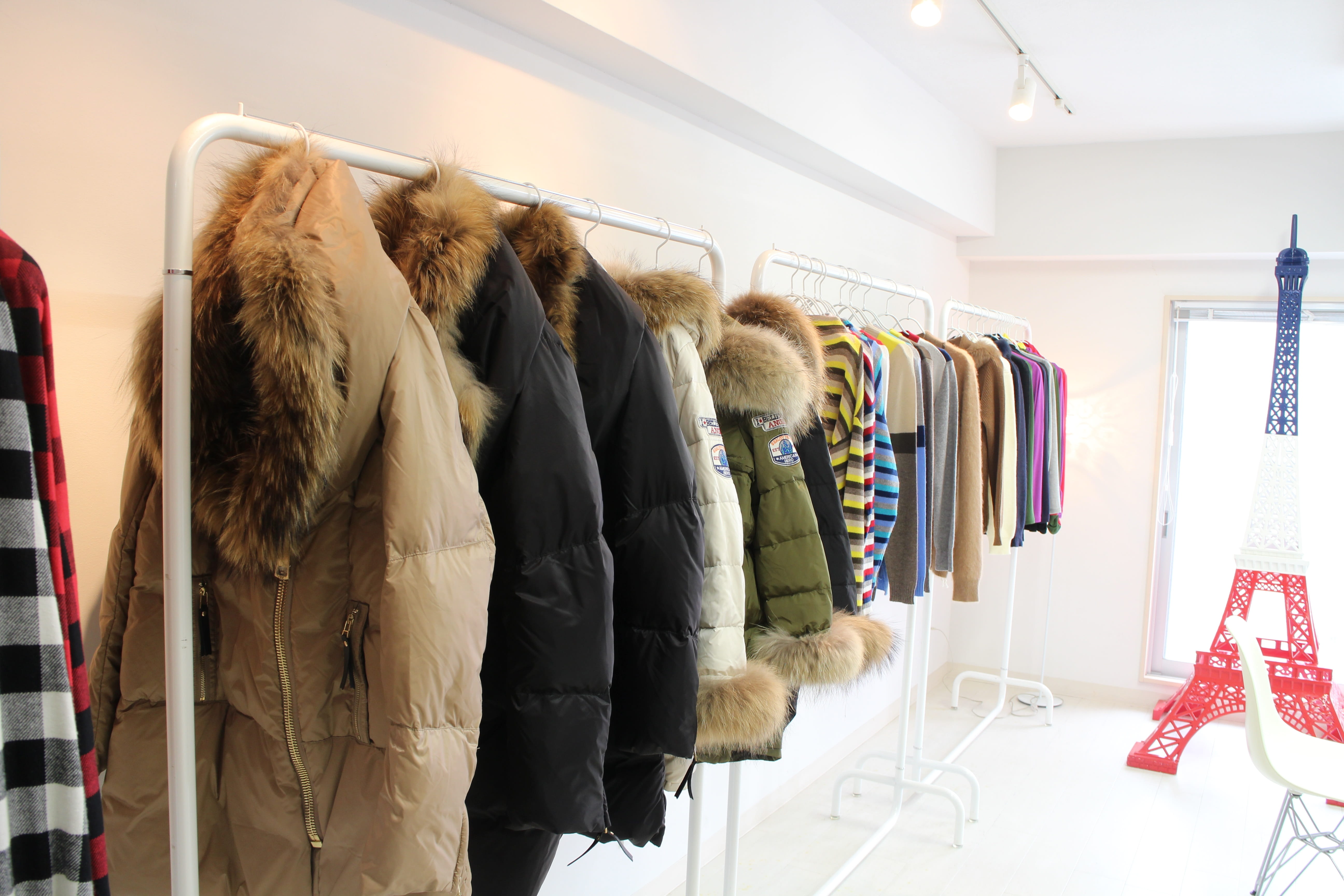 indoors, collection, coathanger, parka, clothing store, sale, jackets, boutique, side by side, rack, several, choice, 5K, Exhibition, inside, hanging, HD Wallpaper