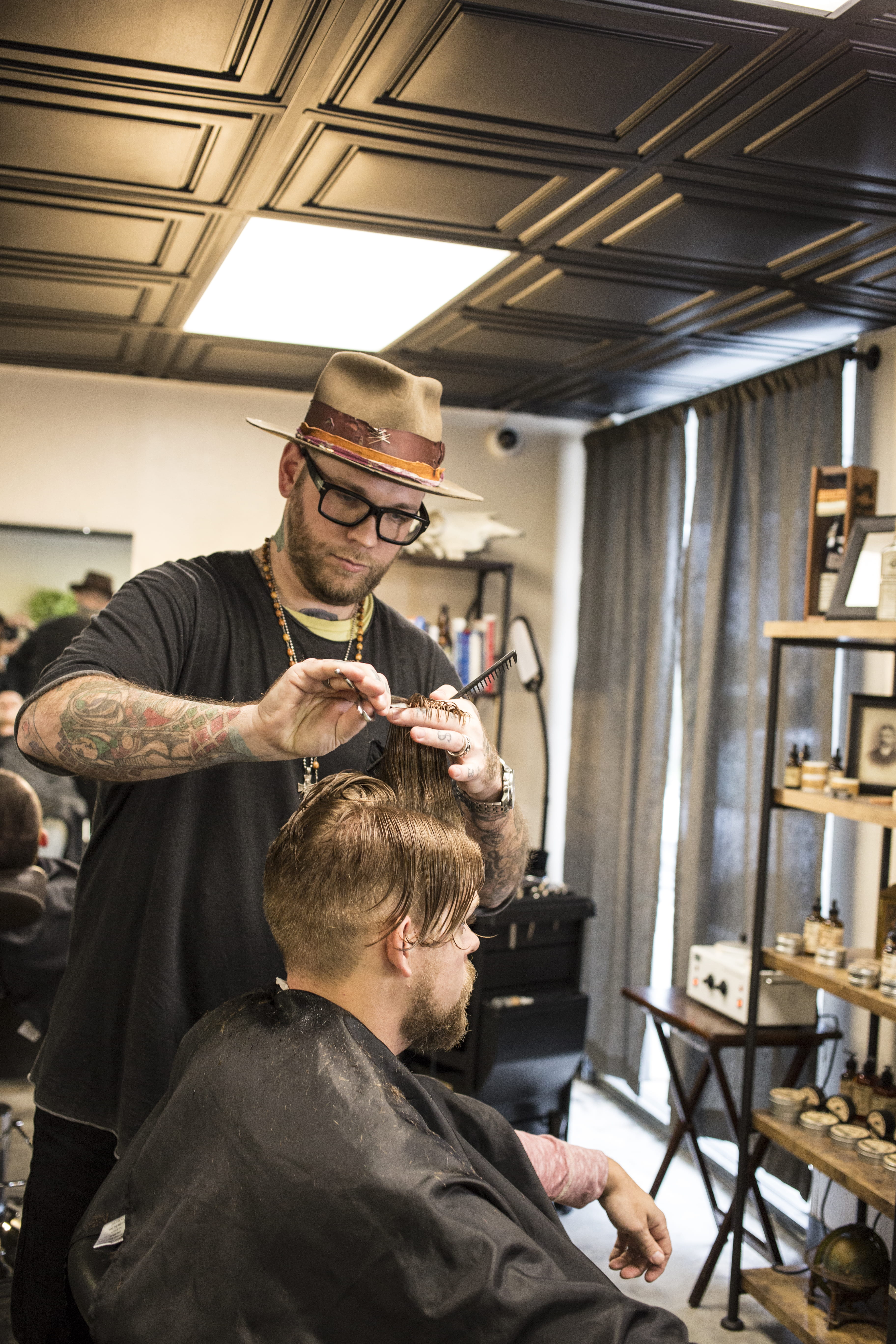 people, hairstyle, barber, occupation, small business, hair, 5K, lifestyles, hairdresser, real people, man, shop, two people, adult, entrepreneur, human hair, Phone HD Wallpaper