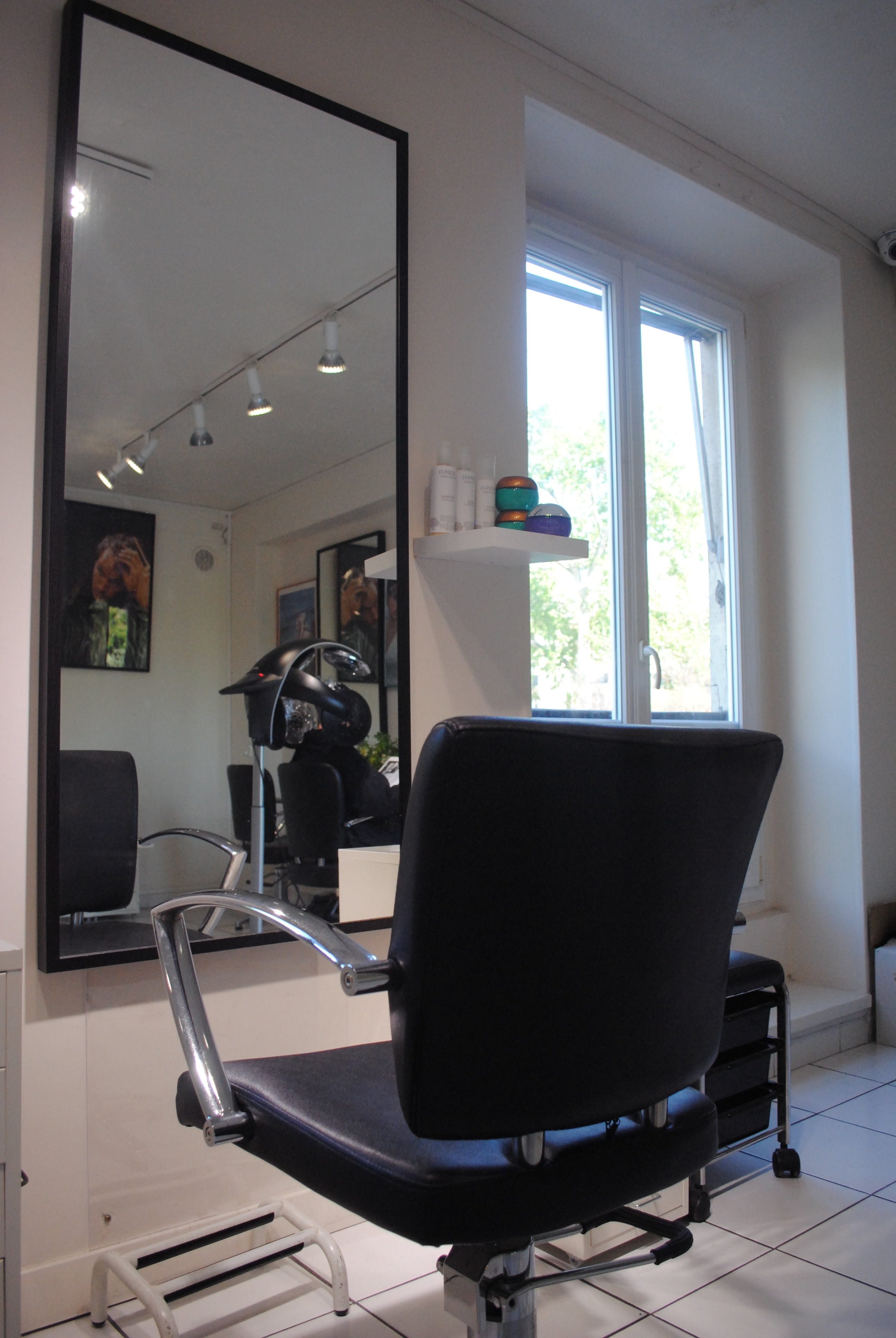 reflection, barber shop, mirror, glass - material, flooring, no people, living room, hygiene, home, hairdresser, absence, furniture, tiled floor, home interior, Phone HD Wallpaper