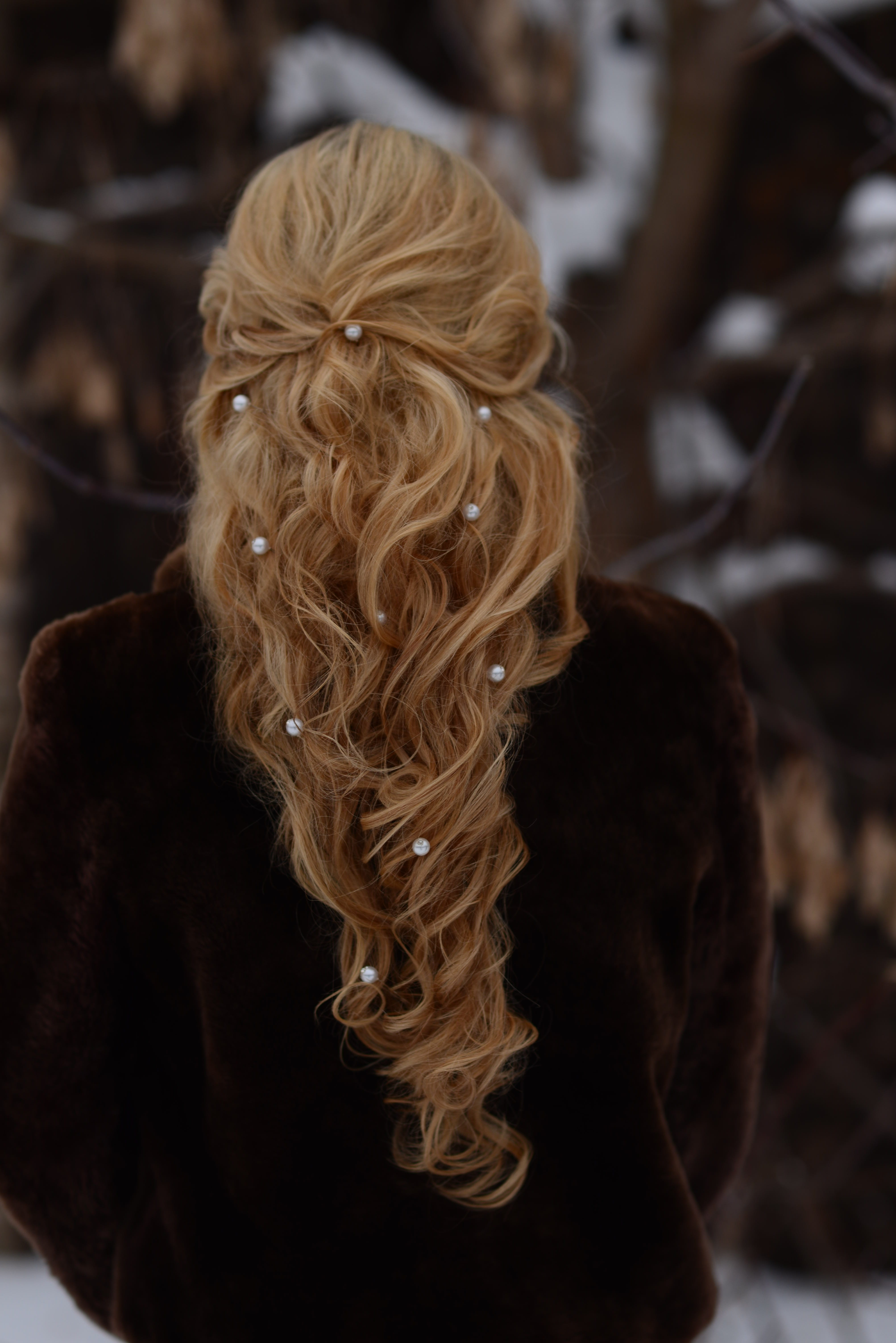 camera, long hair, curly hair, fashion, teenager, rear view, human hair, looking, blond hair, back, one person, women, blonde, woman, hair, waist up, photo, Phone HD Wallpaper