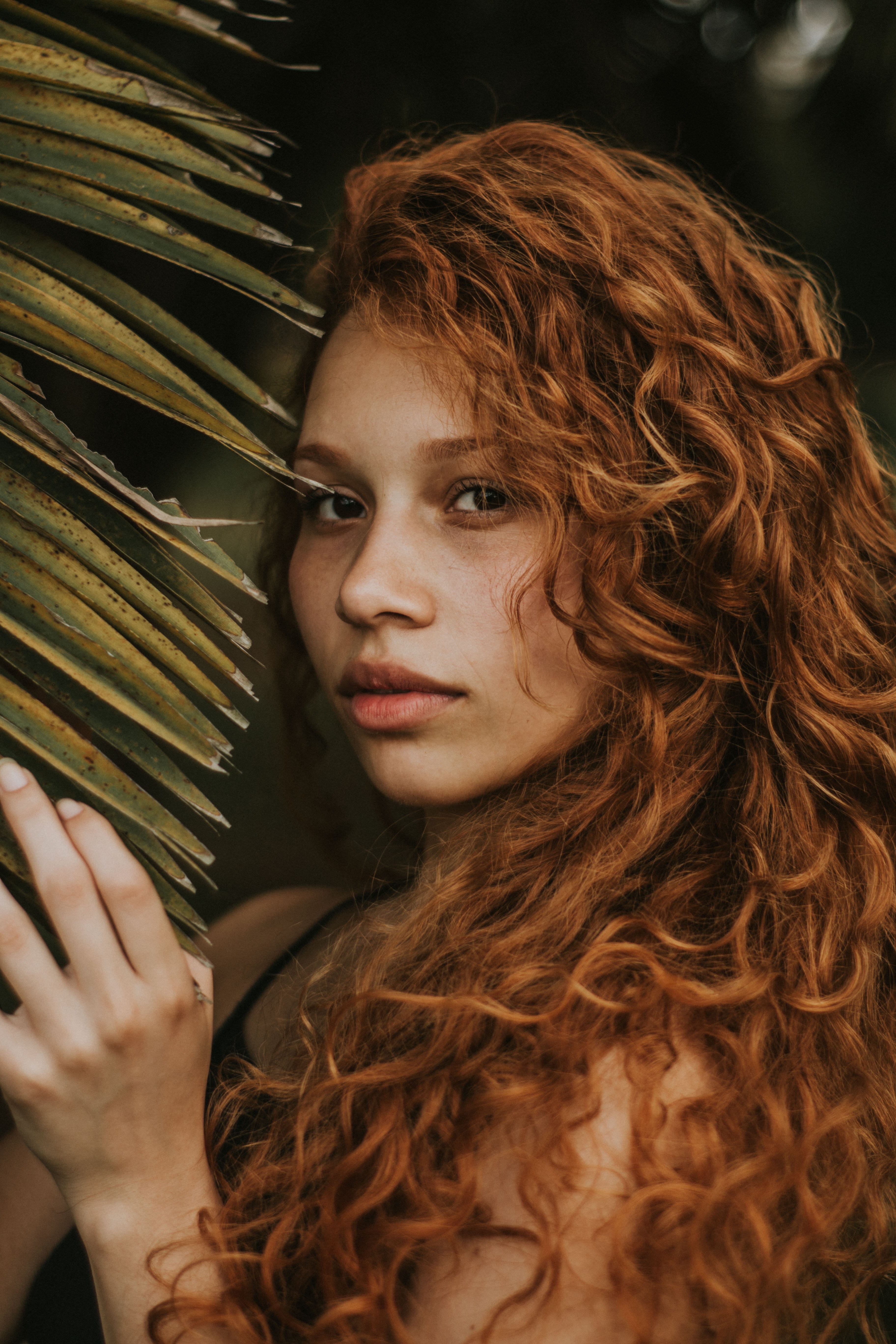 attractive, beauty, posing, lips, fashionable, looking, human hair, young women, person, dyed hair, looking at camera, top, women, one person, hairdo, holding, Phone HD Wallpaper