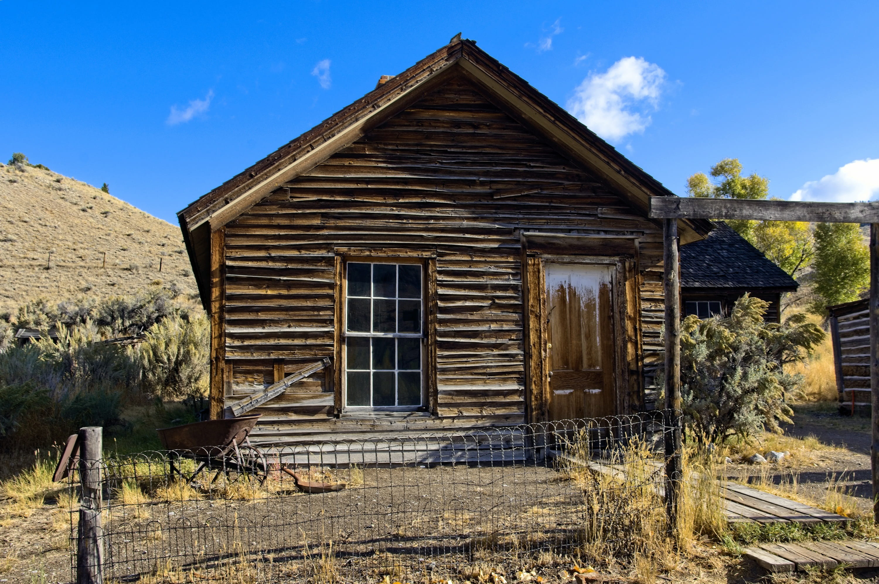 field, usa, ghost town, west, vigilante, wild west, 2K, old west, blue, sky sunny, no people, sunlight, turner house, building, house, day, bannack, scenic, HD Wallpaper