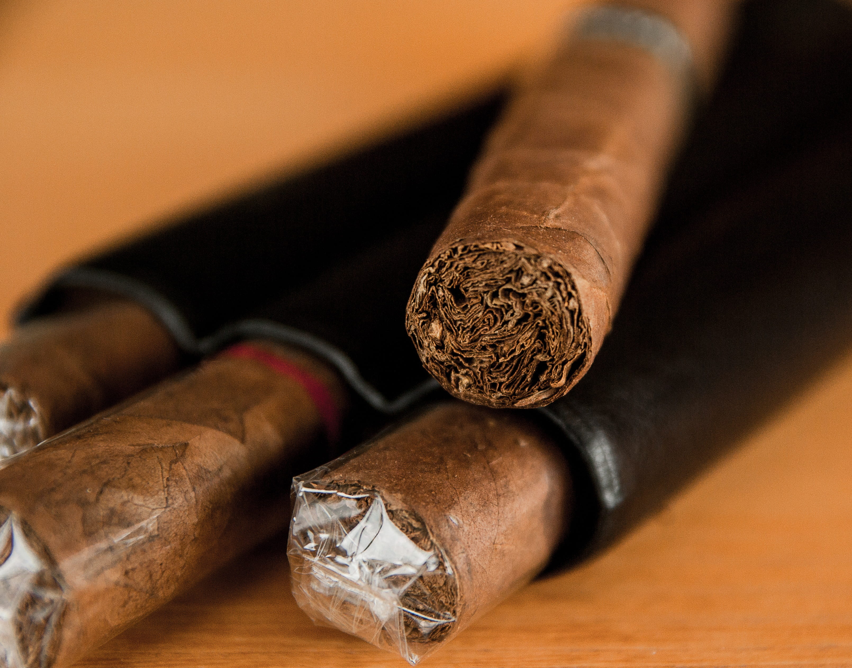 focus, refreshment, red wine, tobacco product, 2K, wine, photo, container, group of objects, cigar, cork - stopper, alcohol, bottle, brown, still life, HD Wallpaper