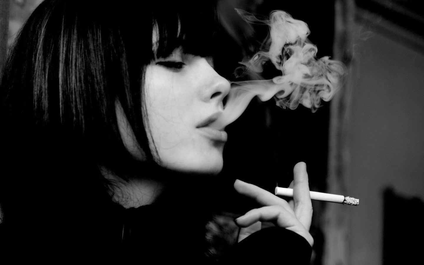 holding, young adult, one person, people, social issues, contemplation, beautiful woman, tobacco product, adult, headshot, smoking issues, women, dark, HD Wallpaper