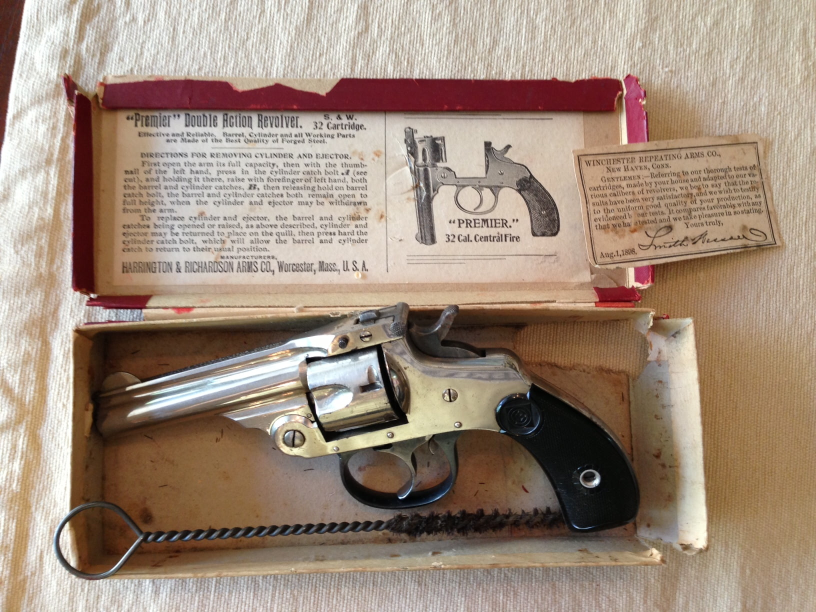 Weapons, Harrington and Richardson revolver, 720P, HD Wallpaper