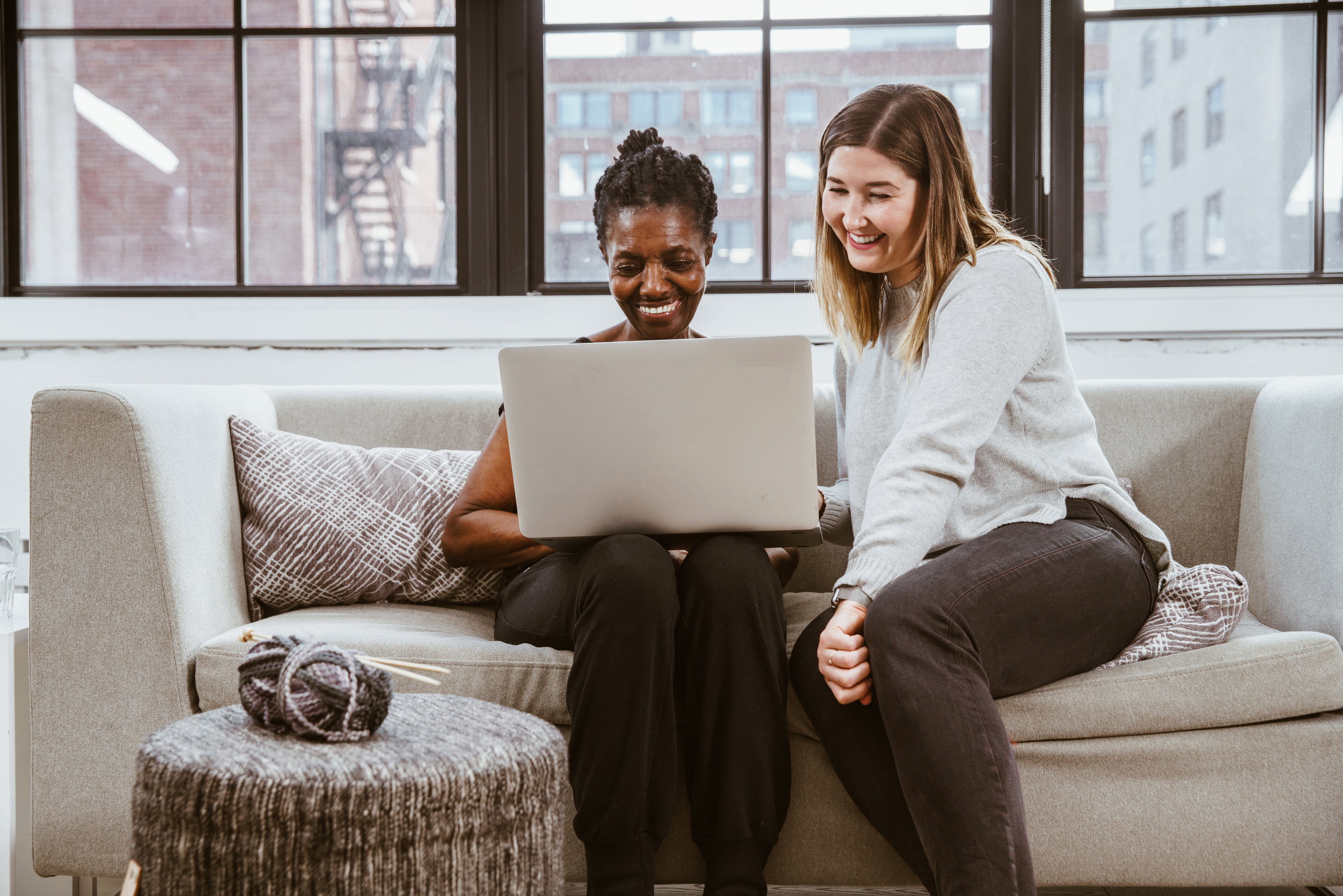 happiness, sitting, Senior, smiling, Diversity, domestic room, adult, Mom, using laptop, Teacher, learning, furniture, Technology, Community, connection, HD Wallpaper