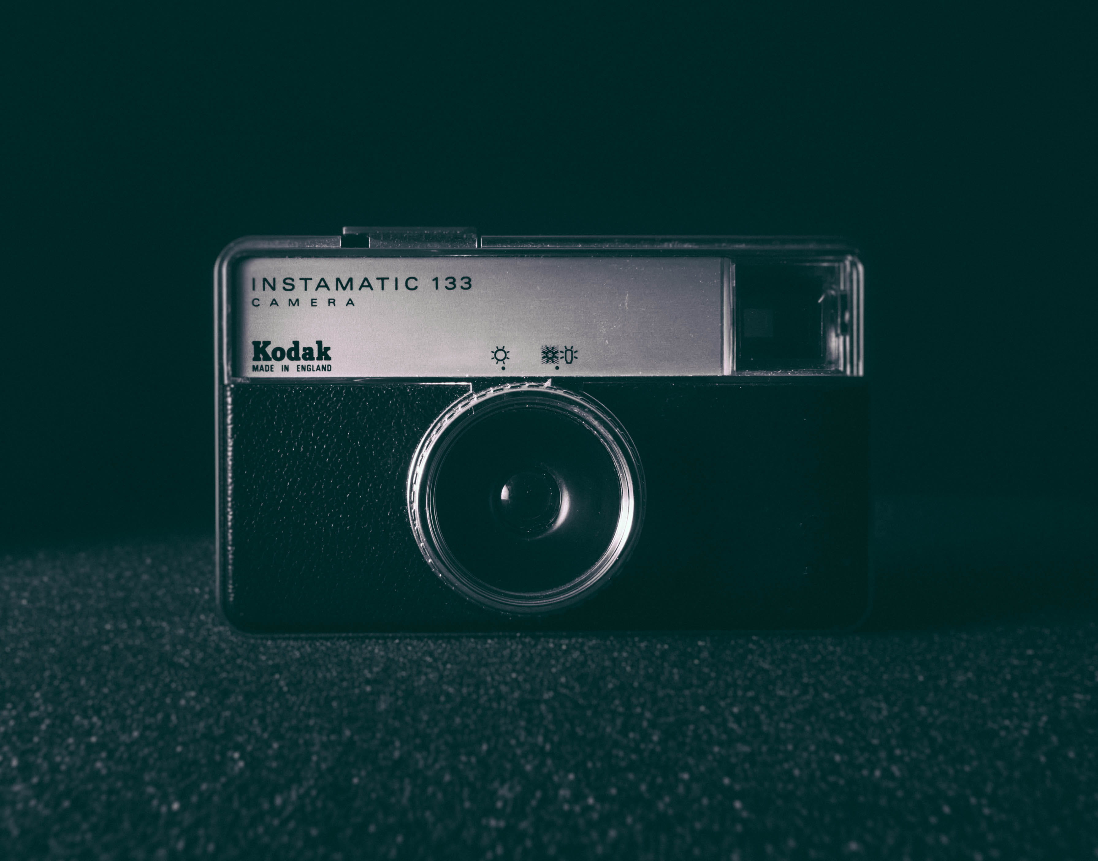 dark, metal, antique, camera - Photographic Equipment, electrical equipment, white, music, old, front view, obsolete, black Color, colored background, black background, HD Wallpaper