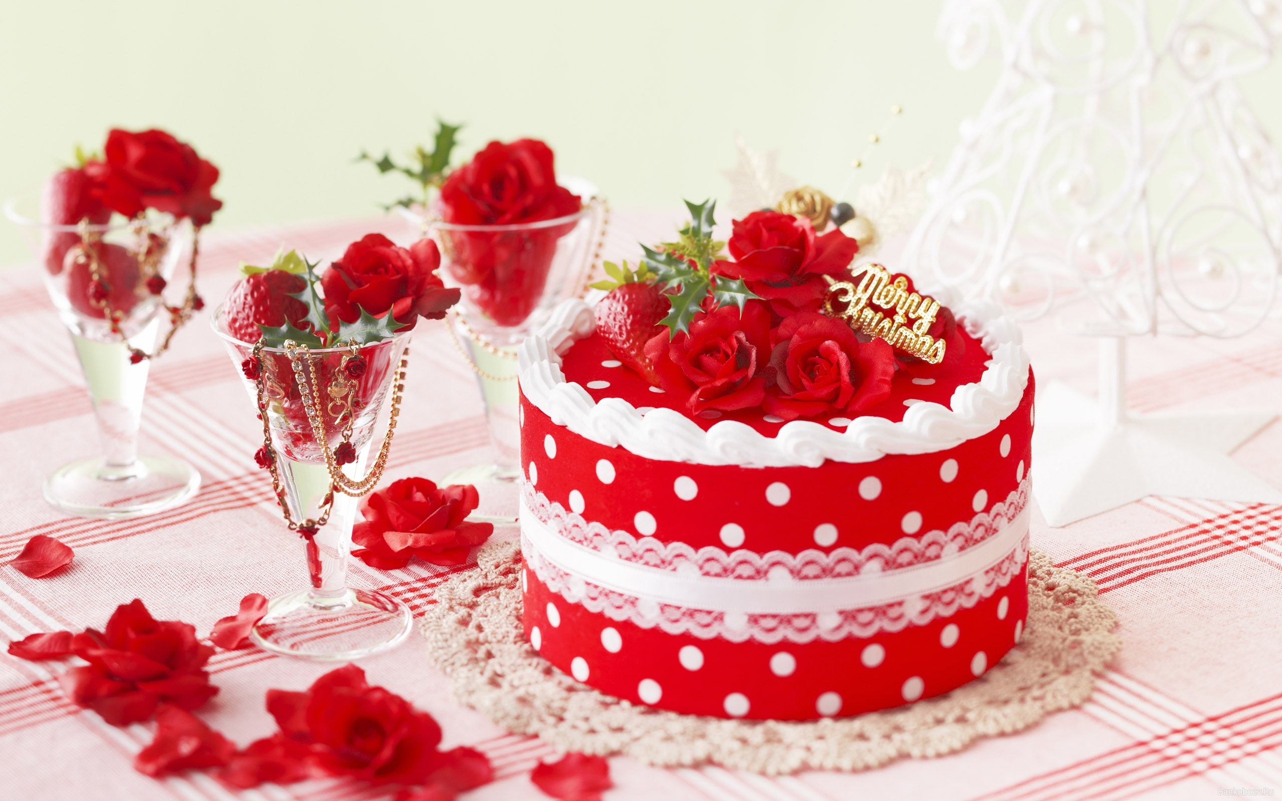 herringbone, tree, sweet, petals, red, Christmas, holidays, strawberry, 2K, table, flower, mood, joy, delicious, holiday, glasses, tablecloth, berries, HD Wallpaper