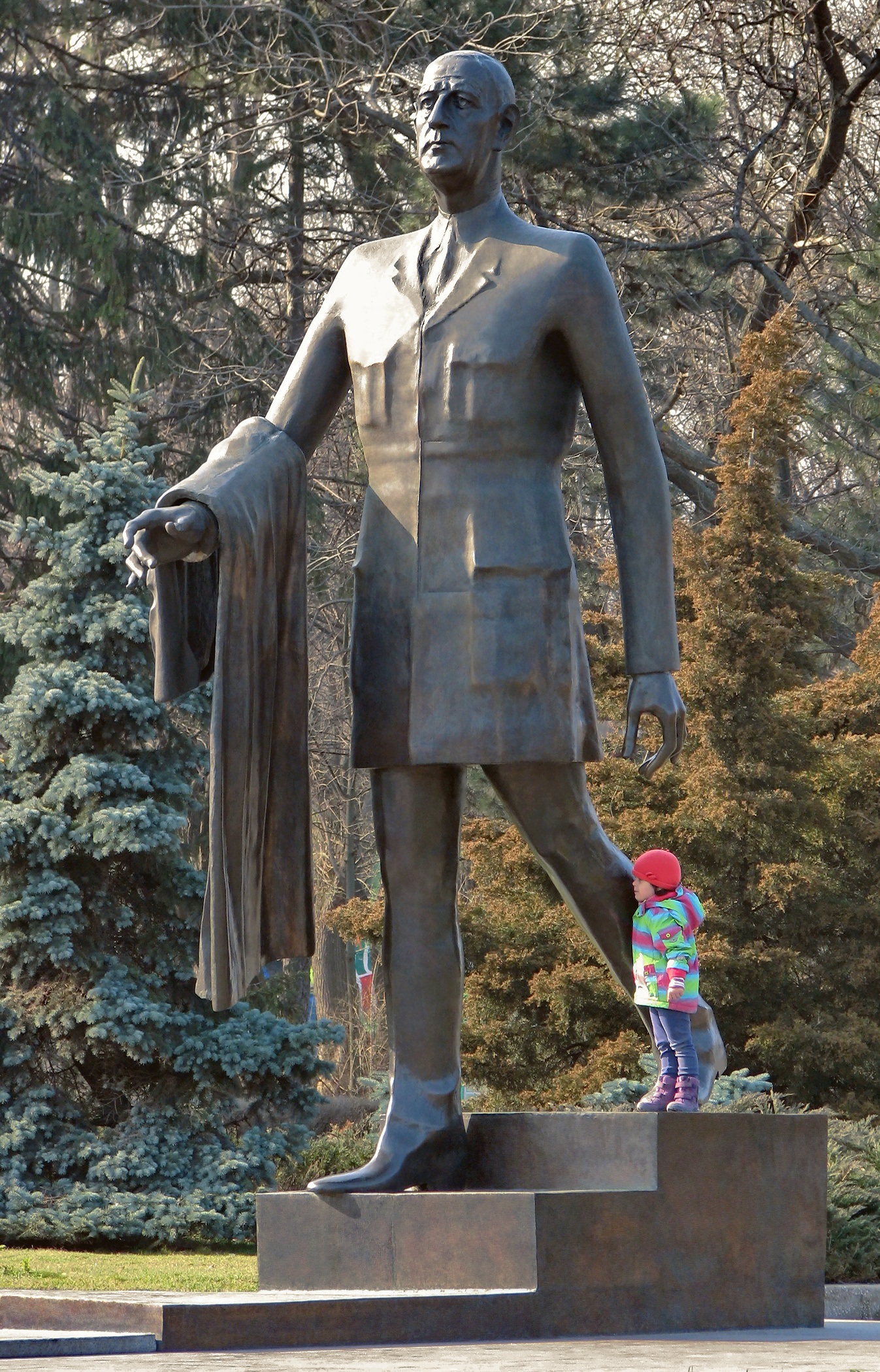 old man, representation, history, plant, statue, charles de gaulle, memorial, creativity, architecture, child, french president, young girl, craft, prime minister, Phone HD Wallpaper