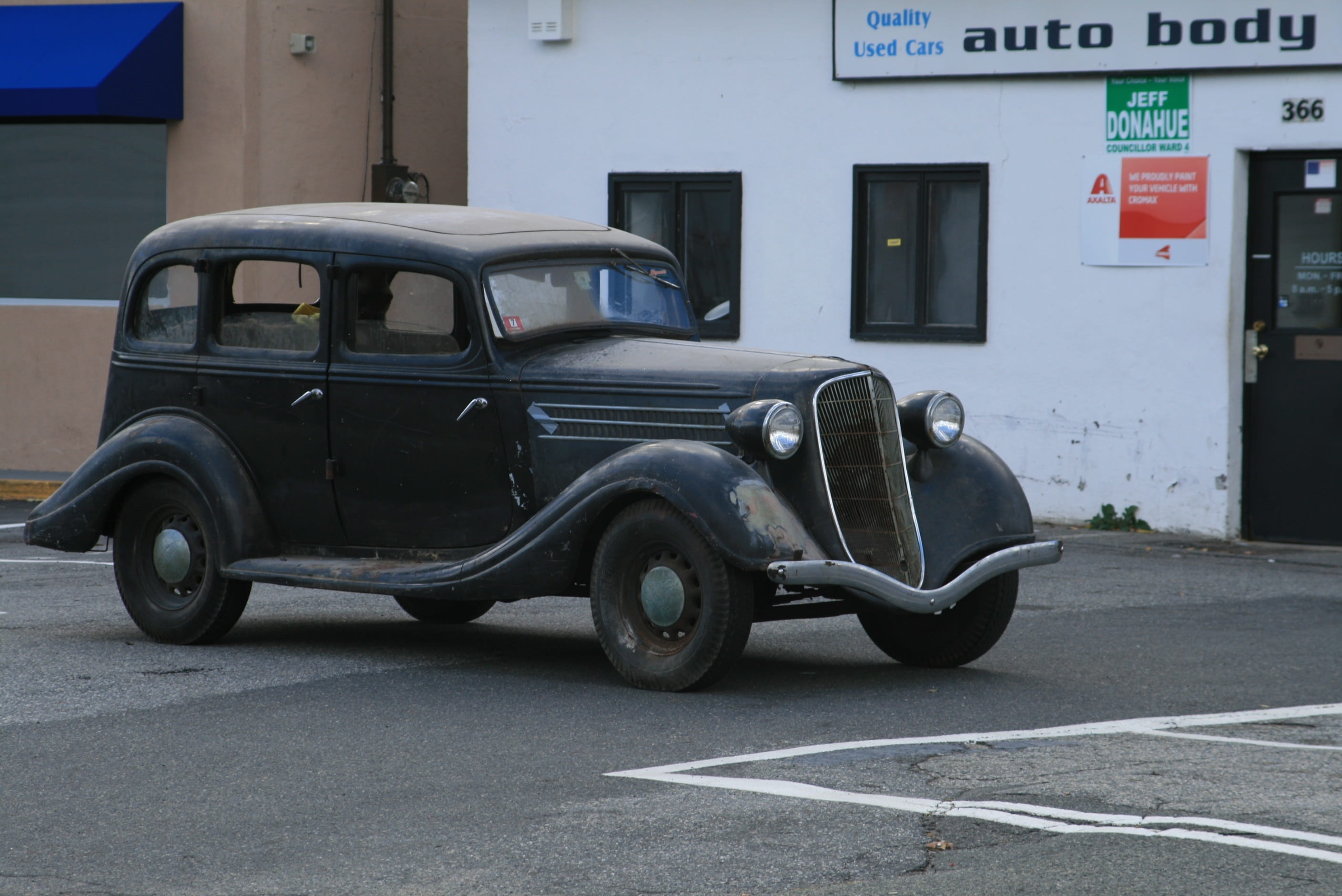 transportation, no people, Ford, 1930s, car, motor vehicle, text, building, Car, parking, land vehicle, 2K, stationary, road, Antique, vintage, street, HD Wallpaper