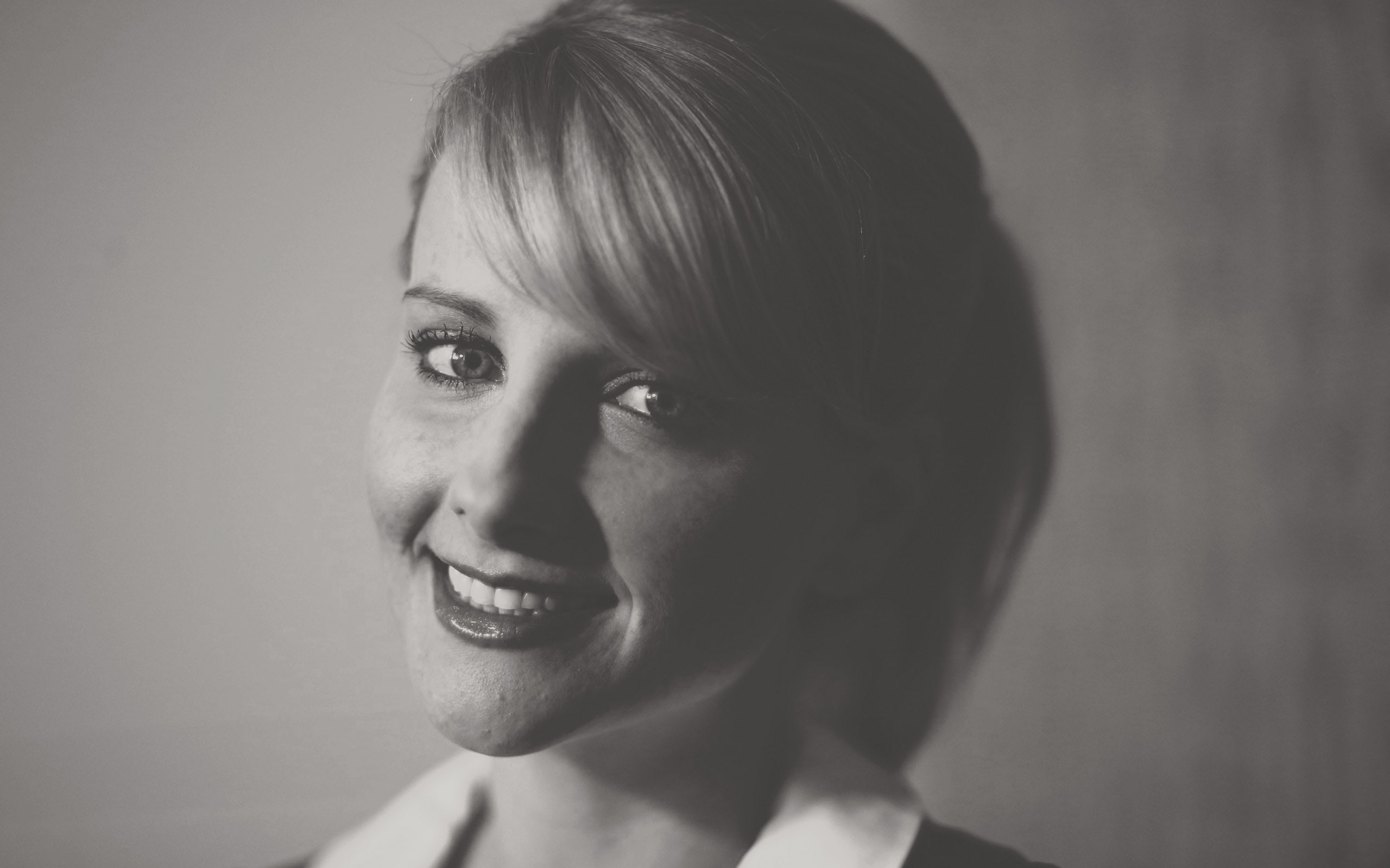 bangs, happiness, looking at camera, Girls, monochrome, adult, one person, 2K, melissa rauch, blonde, beauty, teeth, close-up, gray, headshot, portrait, HD Wallpaper