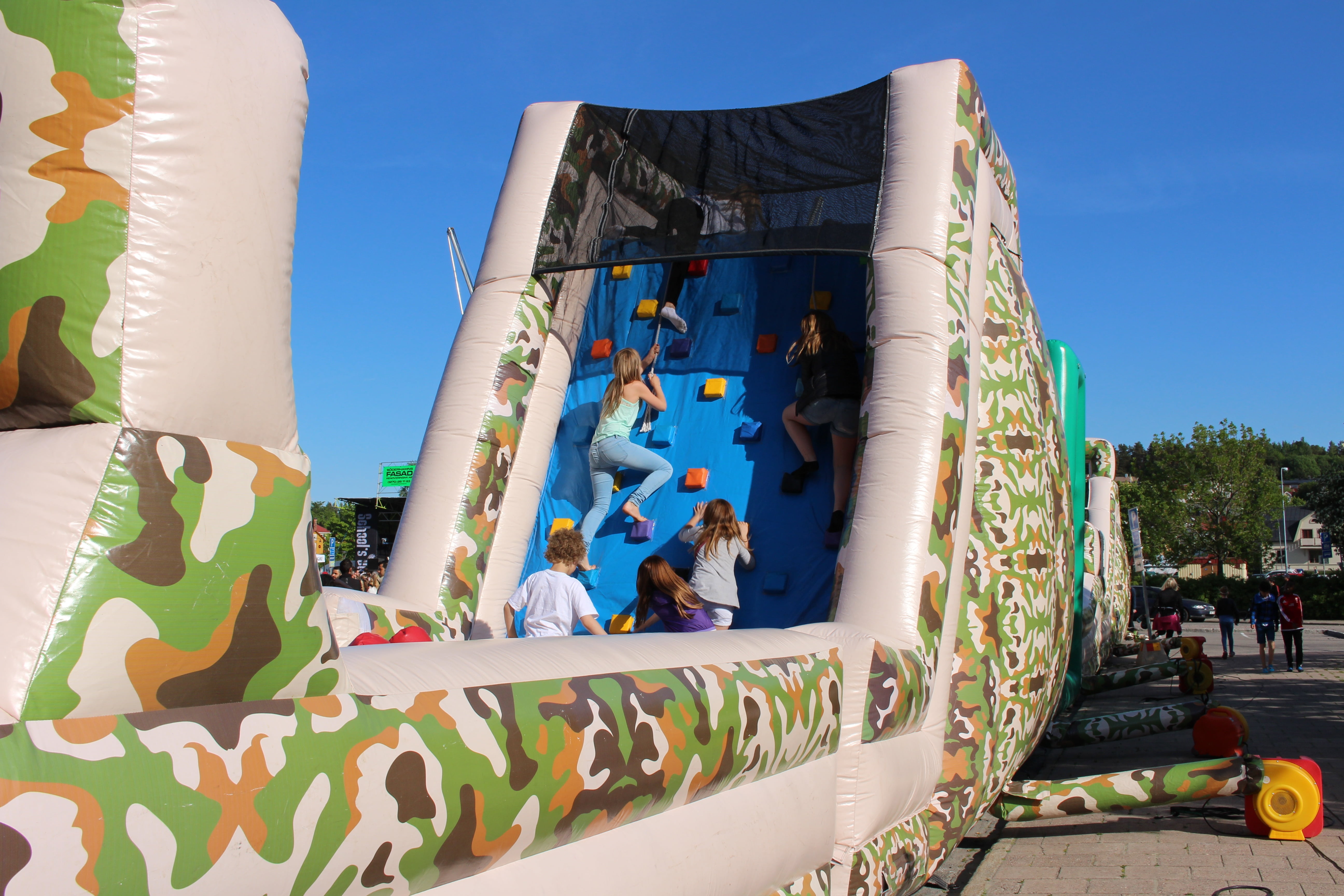 children, men, graffiti, group of people, obstacle course, people, leisure activity, low angle view, built structure, sky, building exterior, tree, blue, HD Wallpaper