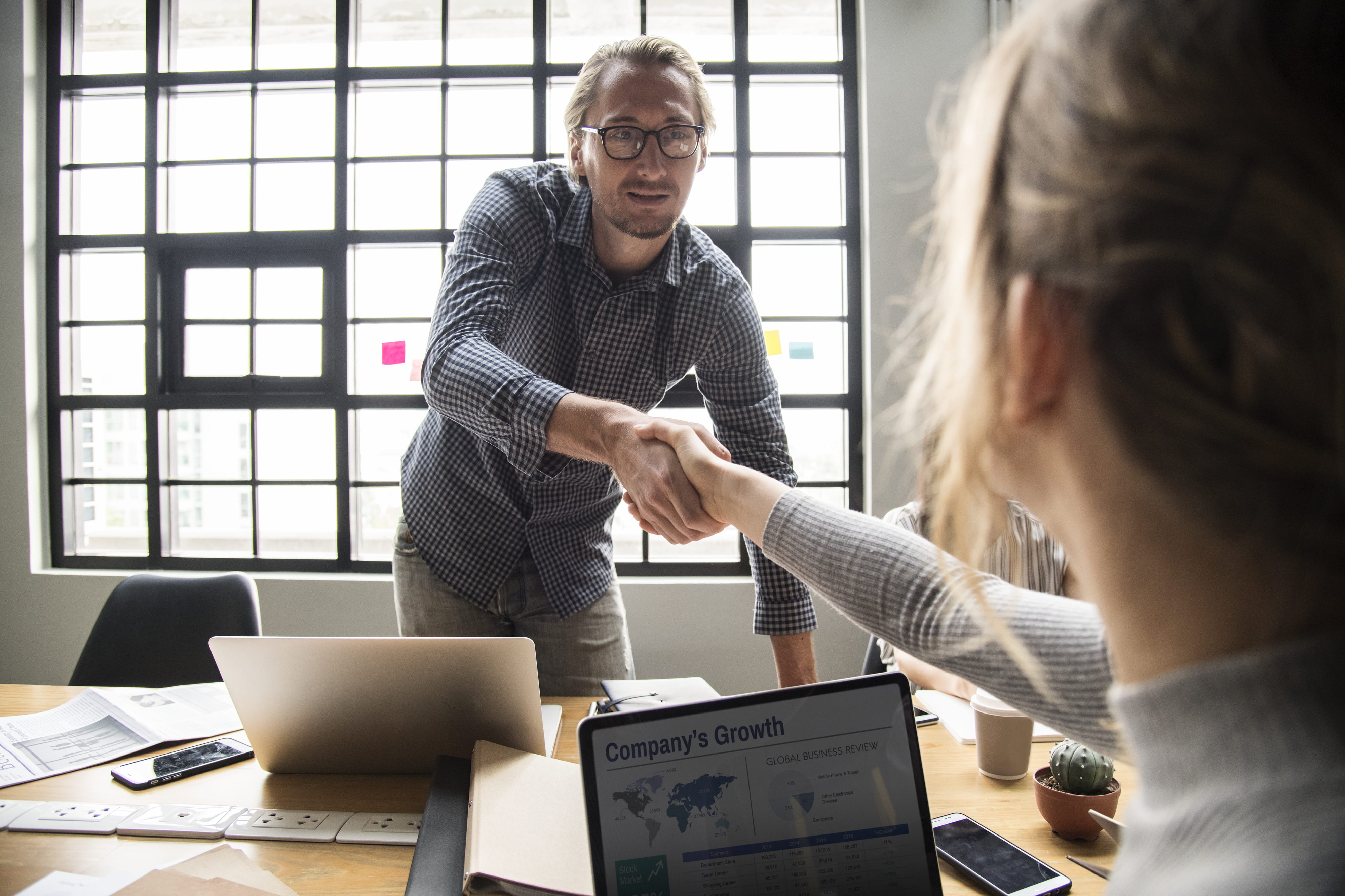 table, explaining, desk, hands, achievement, expression, laptop, friends, greeting, deal, handshake, network, european, communication, men, furniture, working, HD Wallpaper