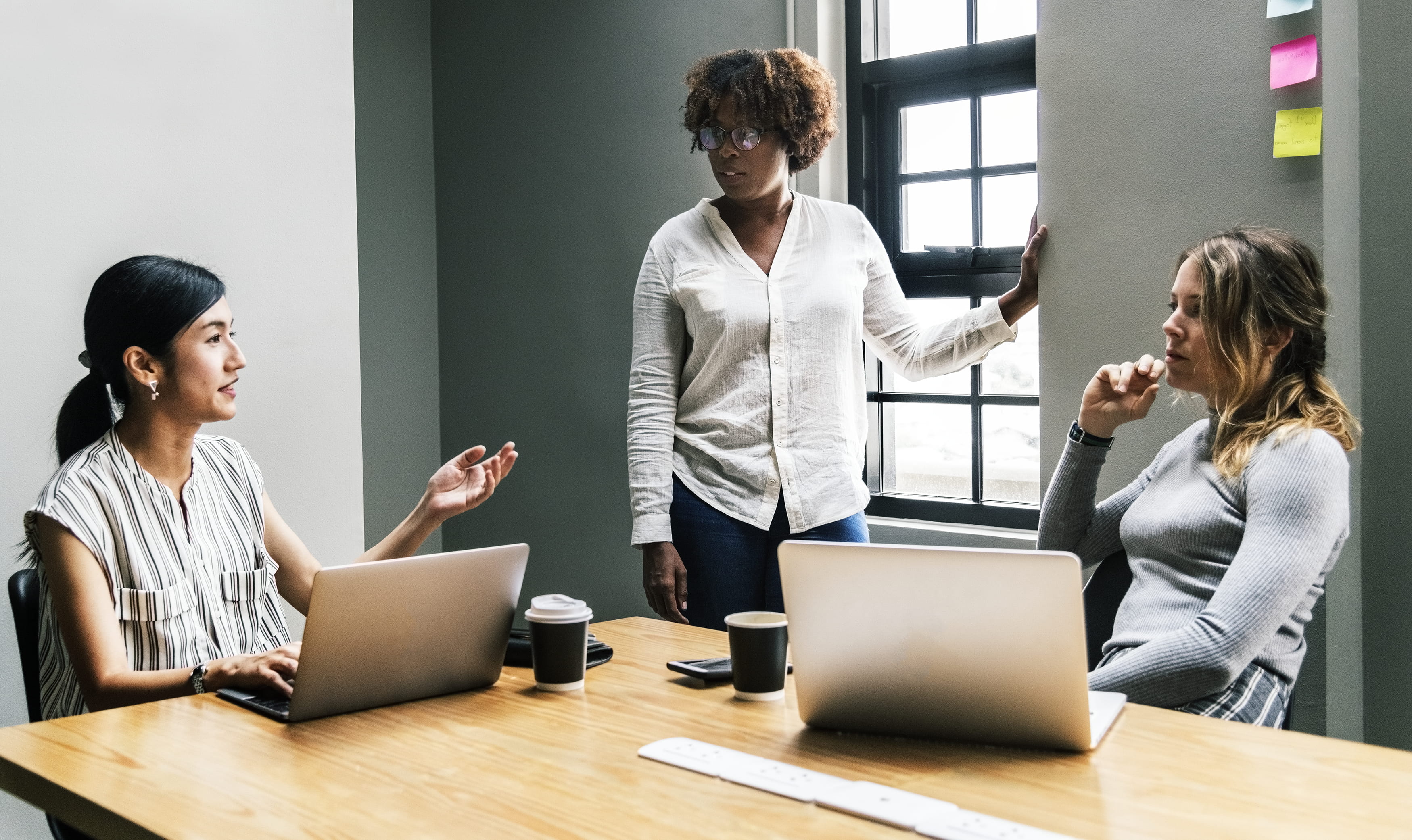 seat, young women, indoors, three, table, working, wireless technology, concentrated, listening, teamwork, room, together, diversity, explaining, laptop, HD Wallpaper
