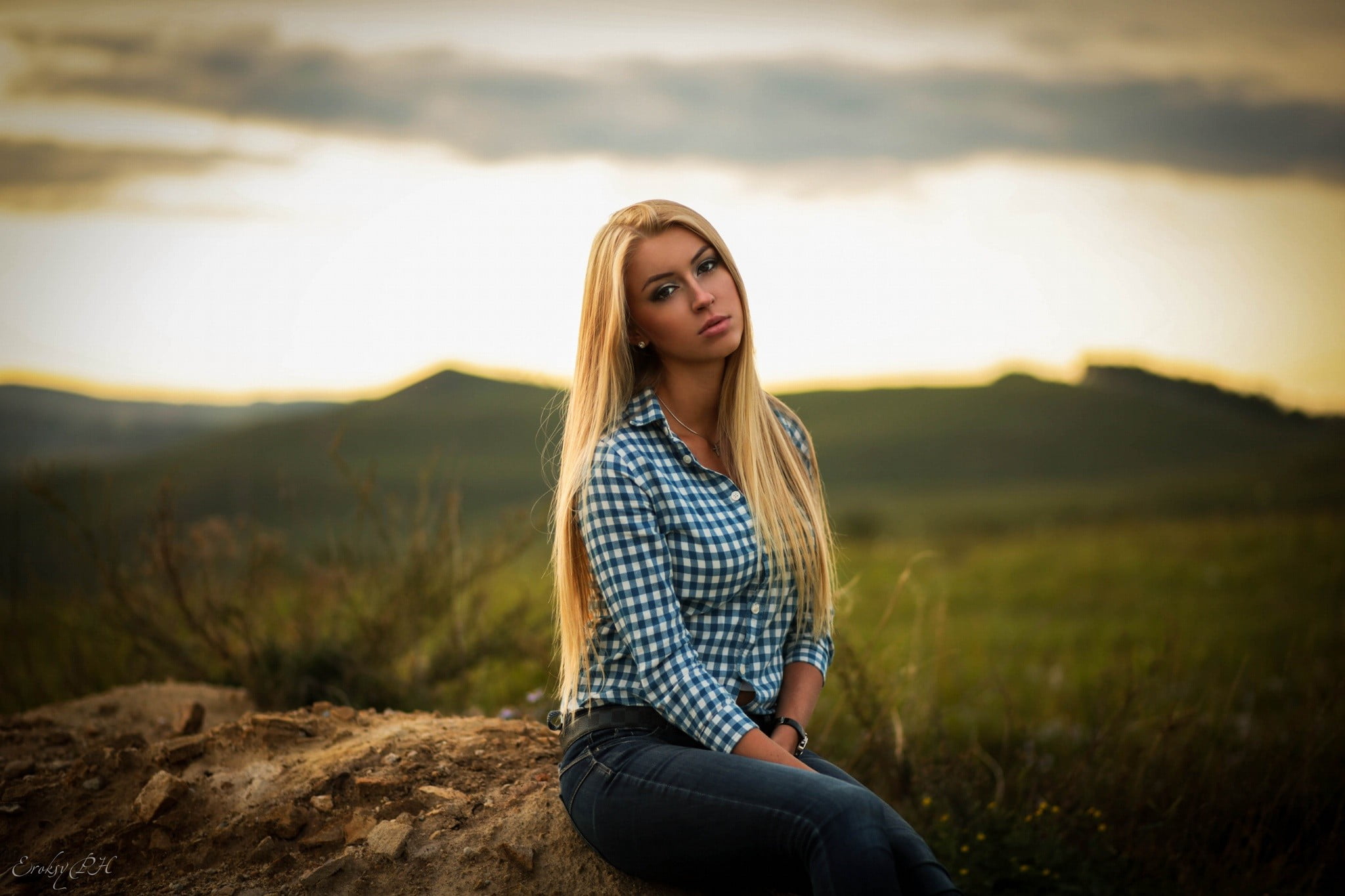 women, beautiful woman, sport, blue, outdoors, white, woman, freedom, gingham, non-urban scene, casual clothing, hair, beauty, lifestyles, shirt, hairstyle, HD Wallpaper