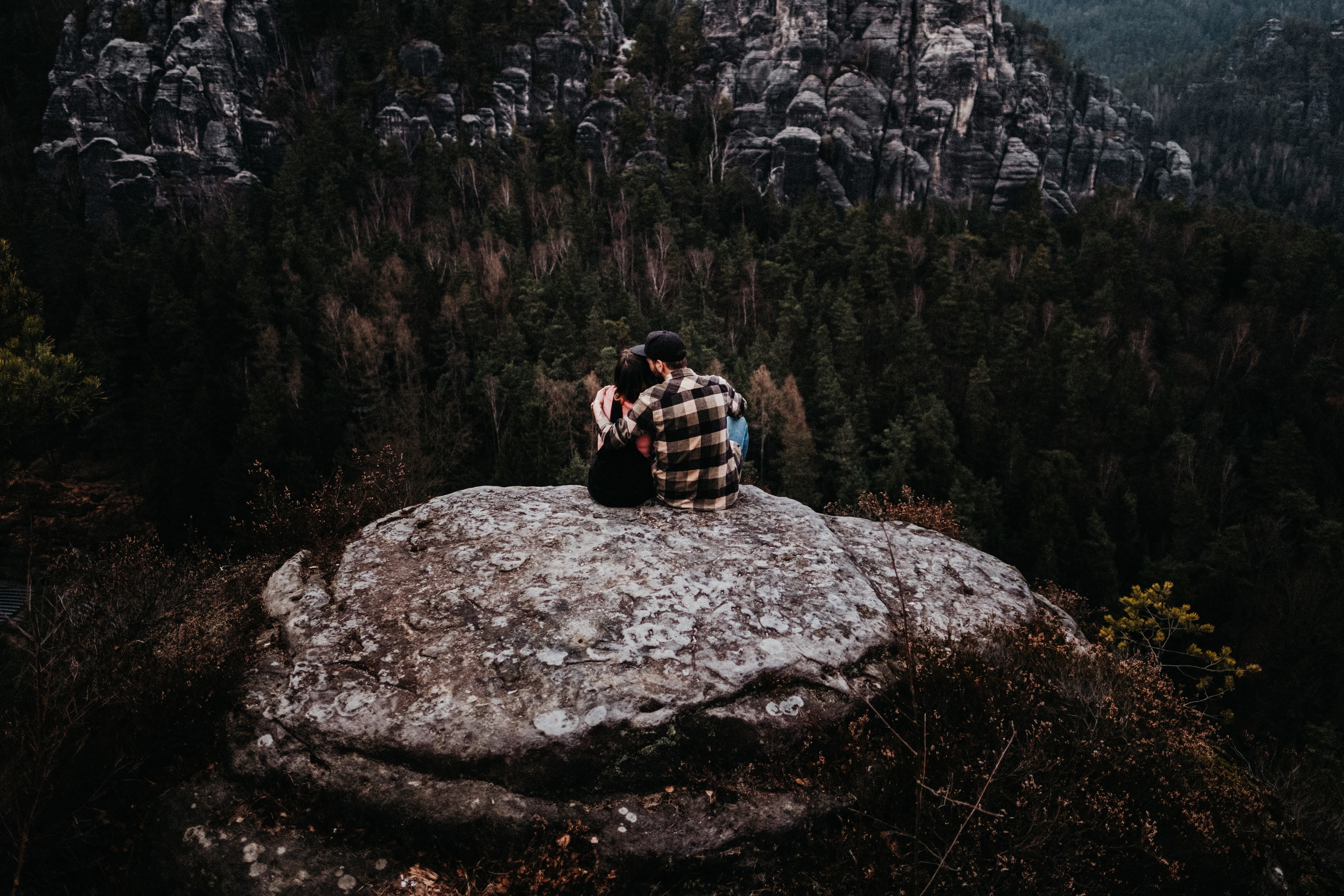 adult, leisure Activity, full length, vacations, love, exploration, caucasian Ethnicity, outdoors, day, rock, hiking, tree, relaxation, forest, 5K, shirt, HD Wallpaper