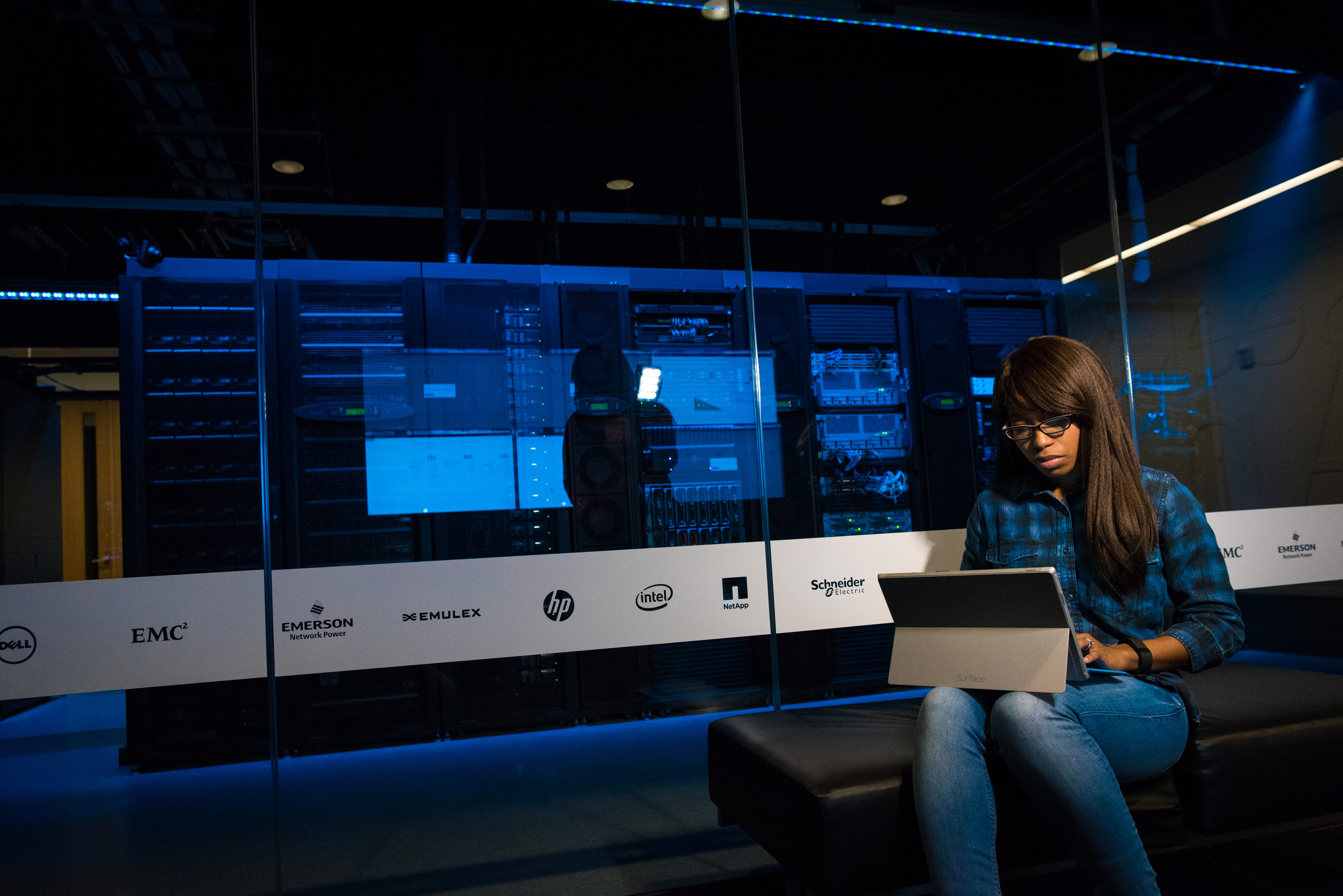 using laptop, reflection, indoors, working, adult, sleeved, concentration, one person, button, woman, room, work, young adult, computer network, watching, HD Wallpaper