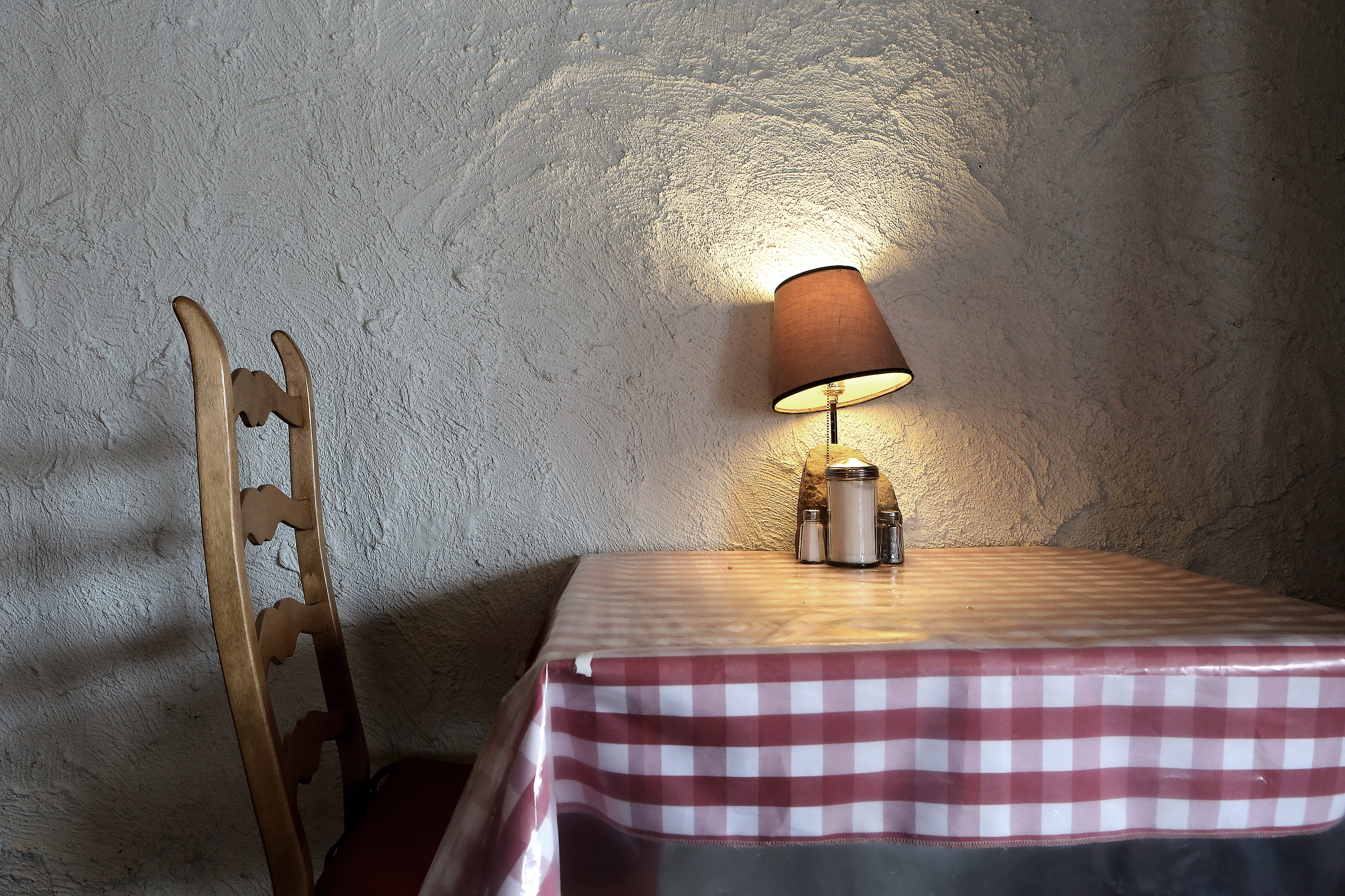 illuminated, table, indoors, lamp shade, 5K, side table, absence, rustic, residential, wall - building feature, gingham, light, home interior, electric lamp, HD Wallpaper