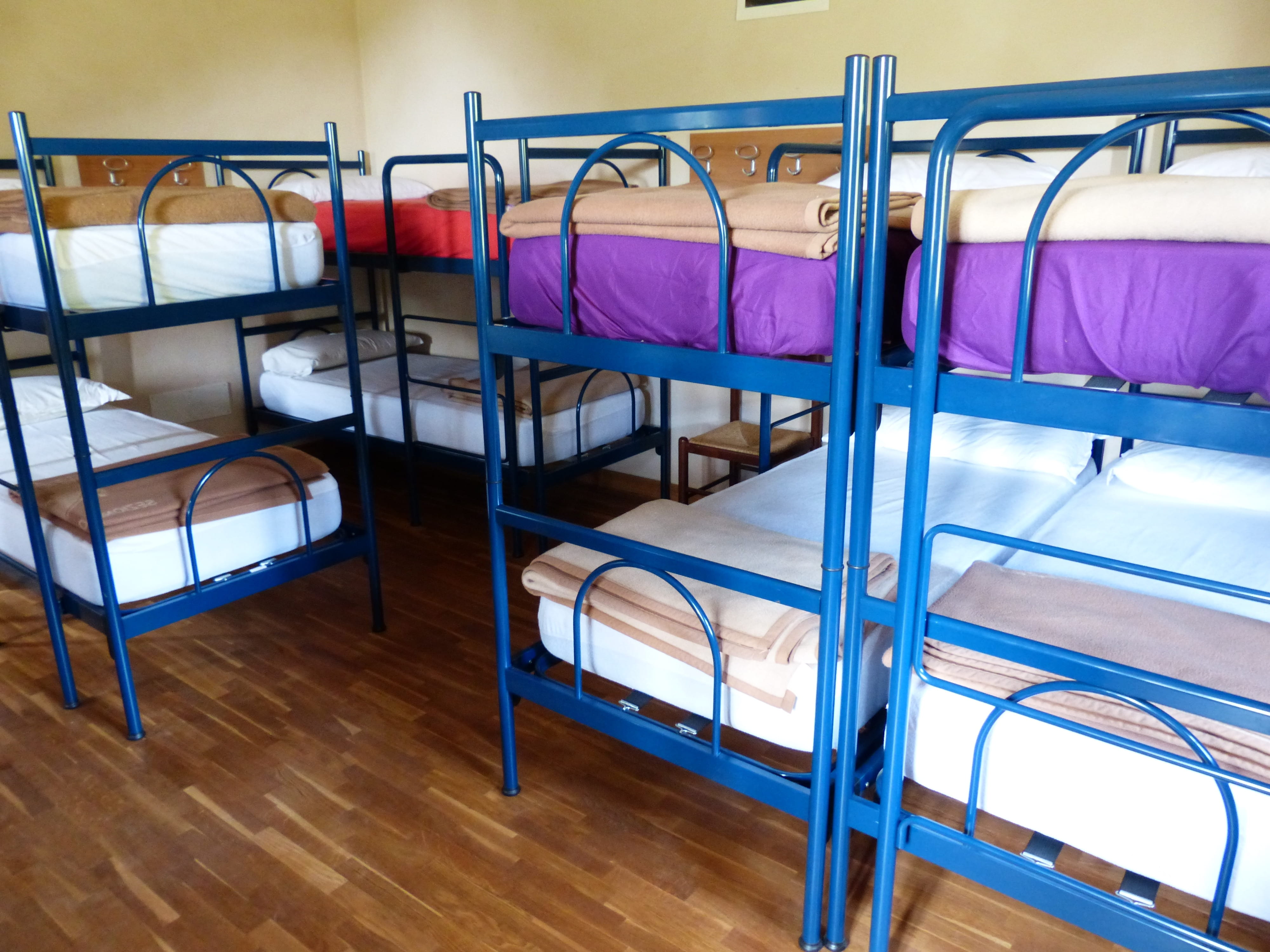 sleep, chair, flooring, youth hostel, in a row, glass - material, absence, bunk, indoors, blue, 4K, table, seat, repetition, beds, furniture, hardwood floor, HD Wallpaper