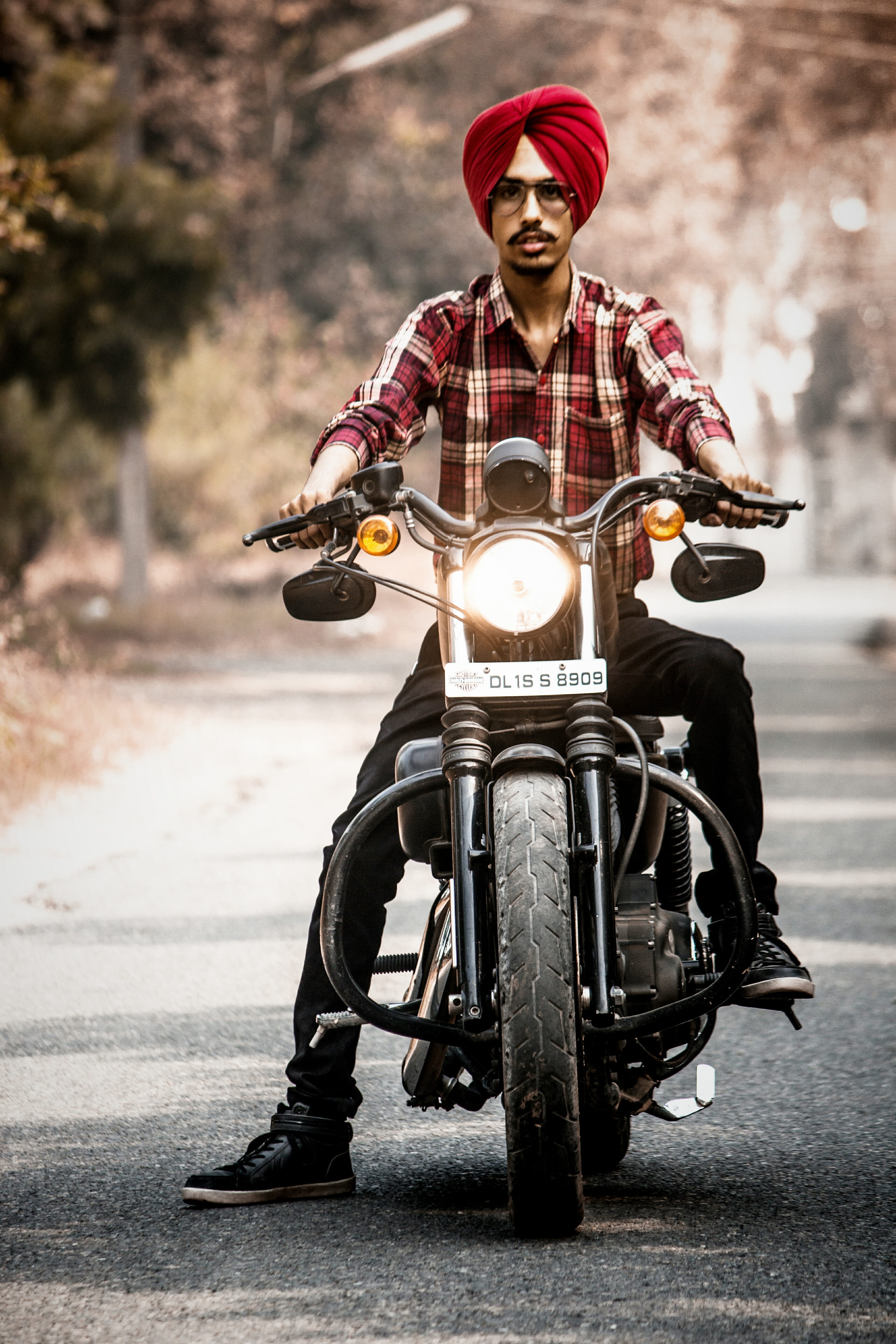 road, front view, eight, men, one person, mode of transportation, young men, trending, forty, turban, mirror, riding, crash helmet, lifestyles, motorcycle, Phone HD Wallpaper