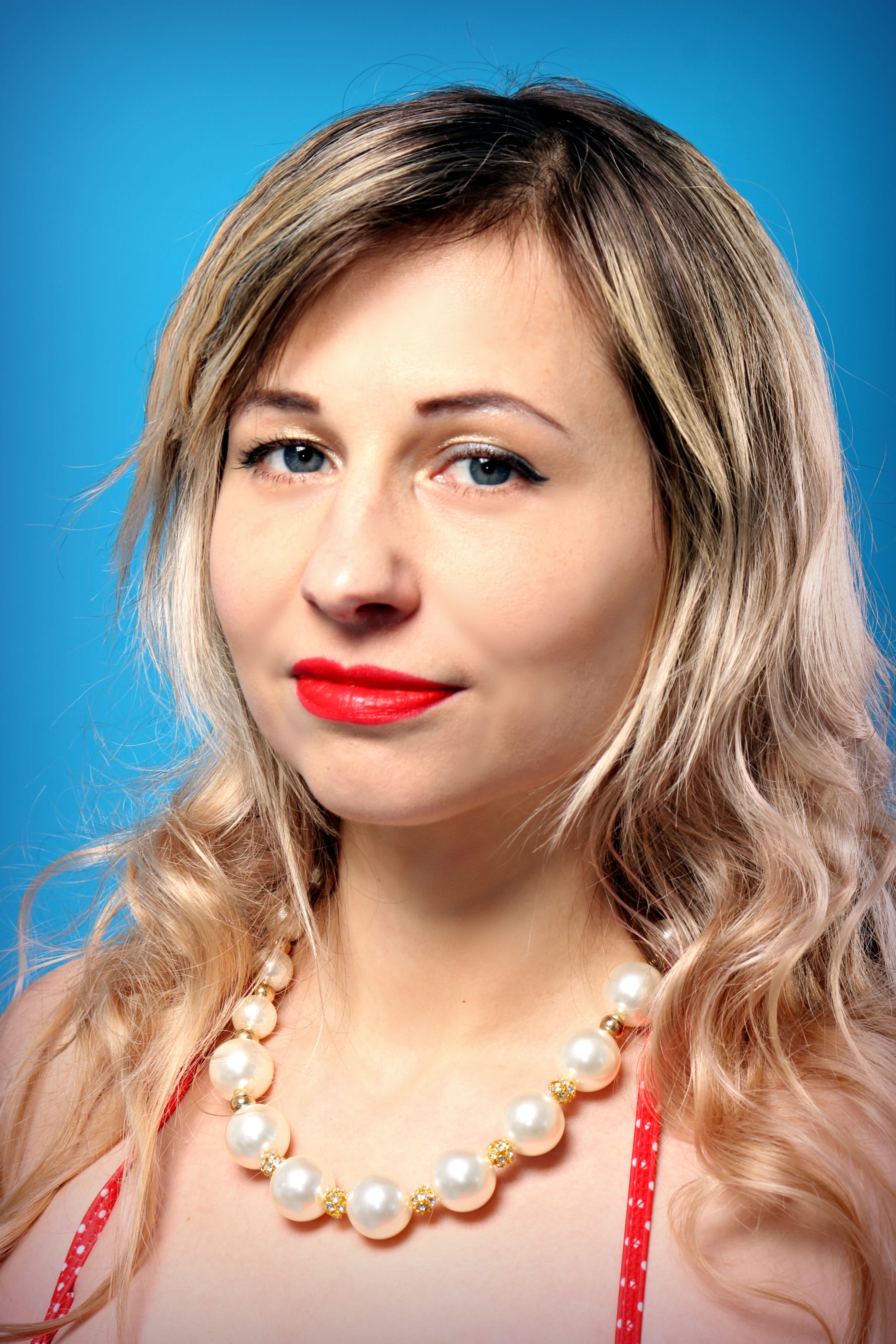 human hair, beauty, portrait, bangs, the fifties, headshot, make-up, blue, blue background, jewelry, blond hair, young adult, hairstyle, fashion, young women, Phone HD Wallpaper