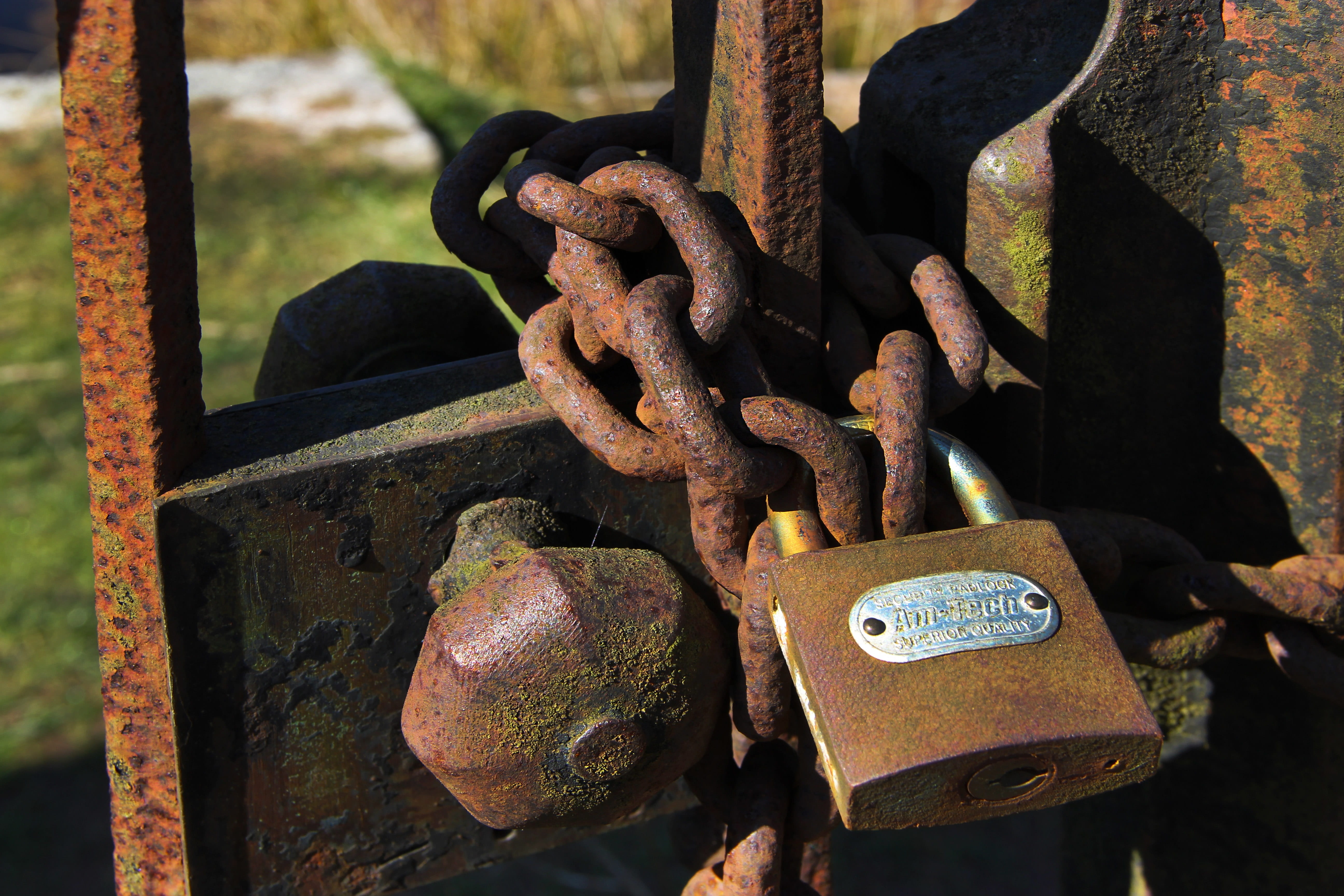 focus on foreground, safety, closed, aged, metallic, security, iron - metal, entrance, chain, abandoned, metal, rust, rusted, connection, old, protection, HD Wallpaper