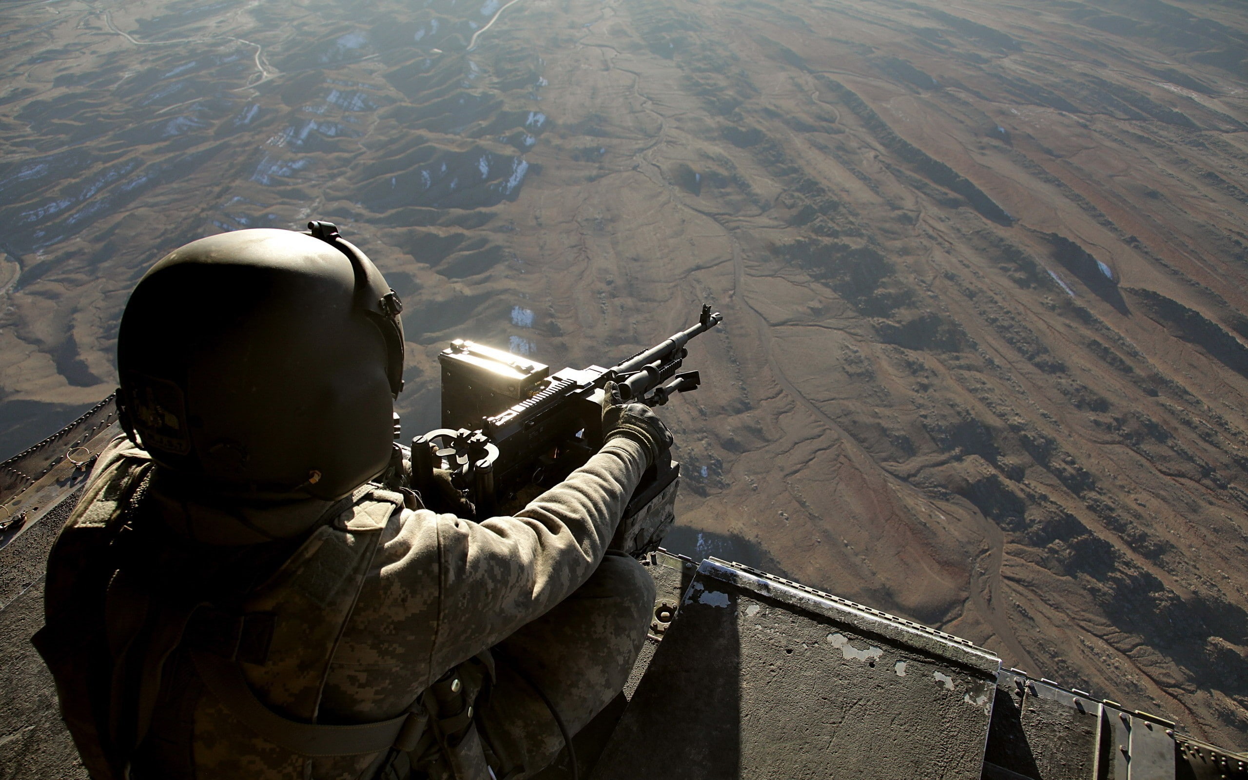 machine gun, aerial view, 2K, weapon, military, camouflage, soldier, HD Wallpaper