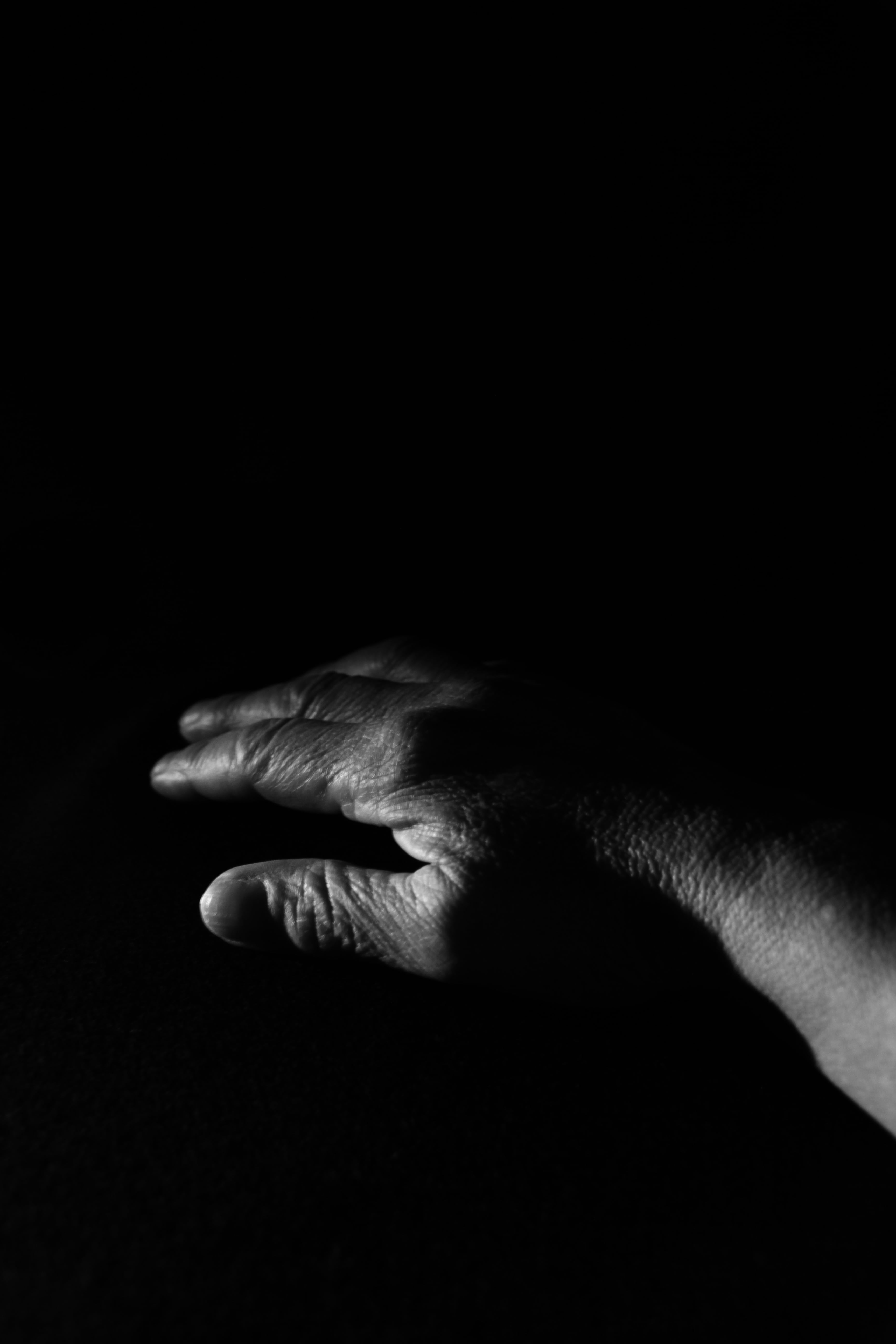 low key, close-up, skin, old, human hand, human skin, dark, unrecognizable person, 5K, human limb, men, body part, lifestyles, studio shot, human body part, Phone HD Wallpaper
