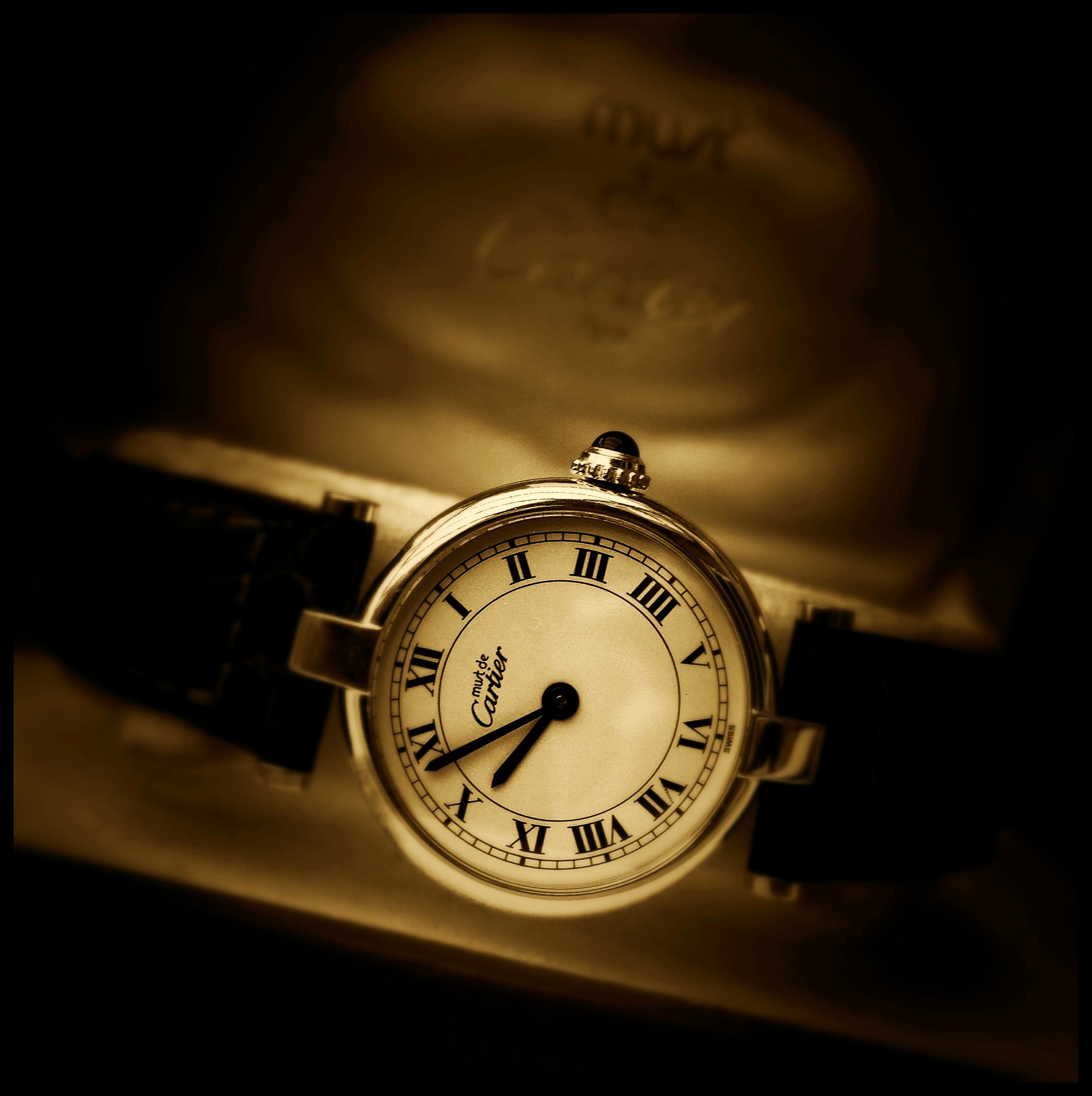 table, accuracy, pocket watch, no people, silver, antique, strap, instrument of Time, minute hand, time, clock face, selective focus, geometric shape, retro styled, Phone HD Wallpaper