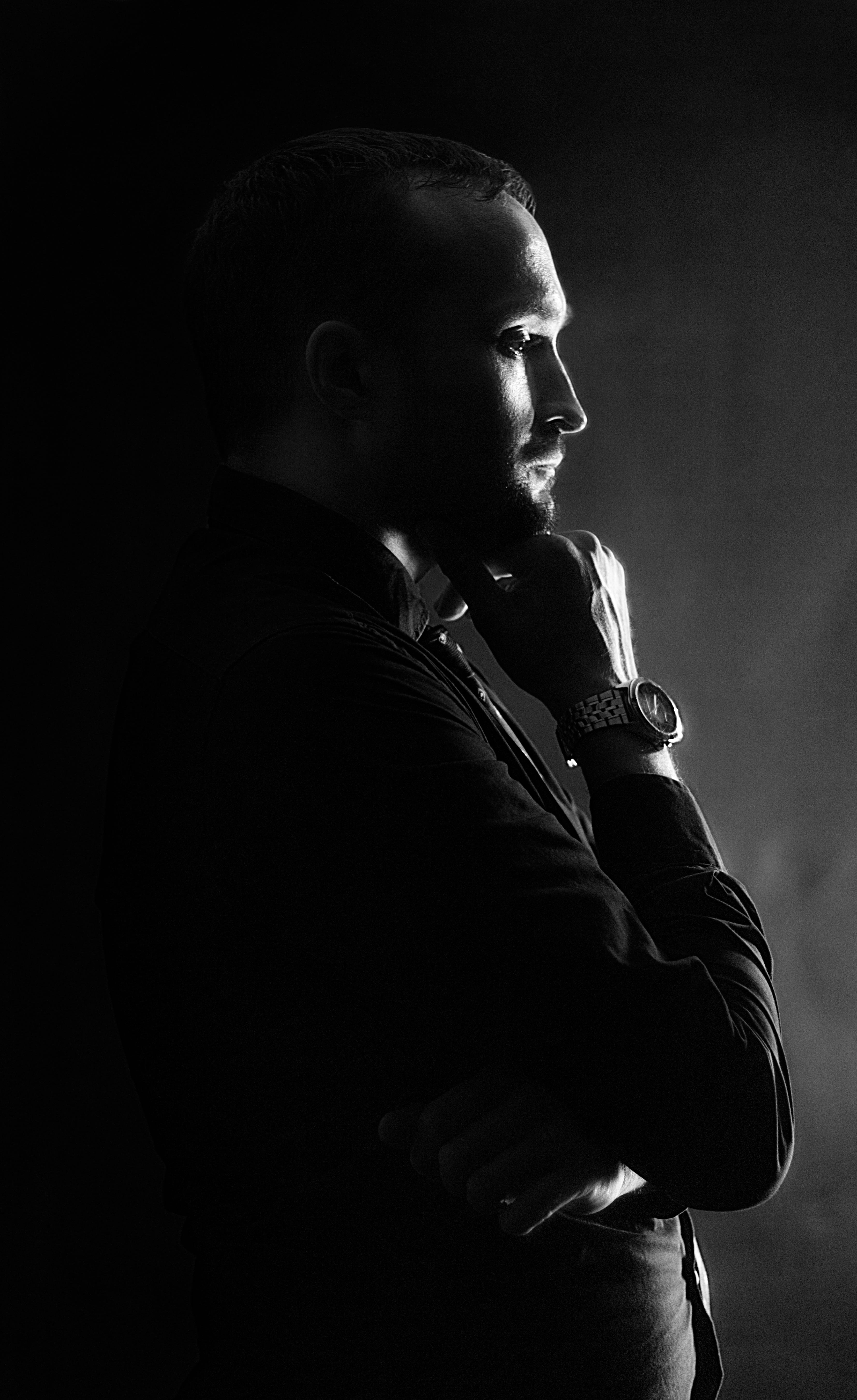 looking, photo, leisure activity, low key, men, handsome, standing, contemplation, profile, people, black and white, indoors, holding, one person, waist up, Phone HD Wallpaper