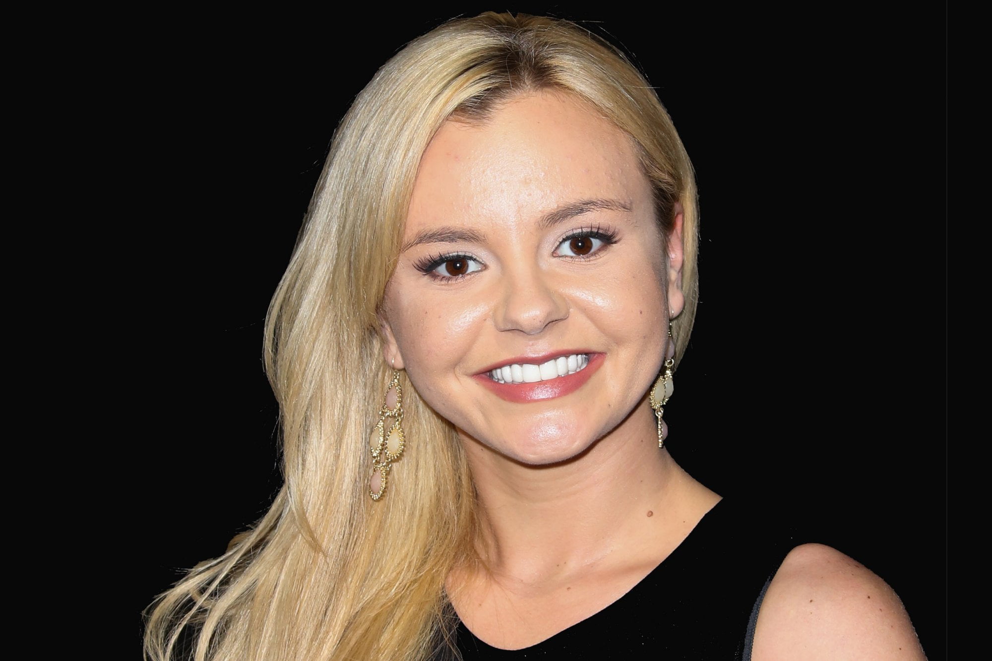 bree olson, actress, long hair, front view, young Adult, women, blond hair, 1080P, tank, close-up, cheerful, females, indoors, black Color, people, beautiful woman, HD Wallpaper