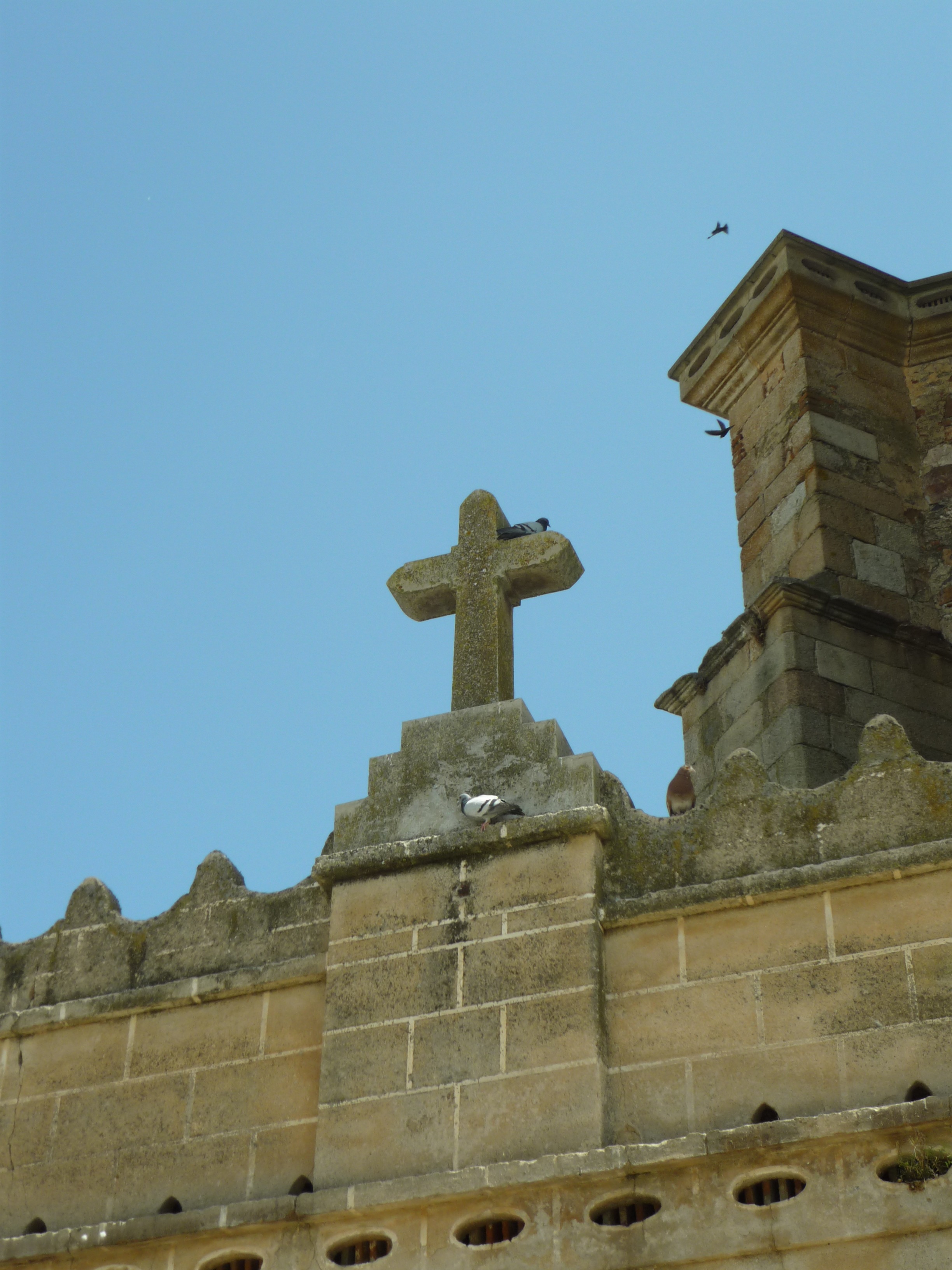 catholic, building, symbol, 2K, cross, sky, stone, low angle view, spirituality, auction, temple, church, outdoors, religion, montijo, building exterior, Phone HD Wallpaper