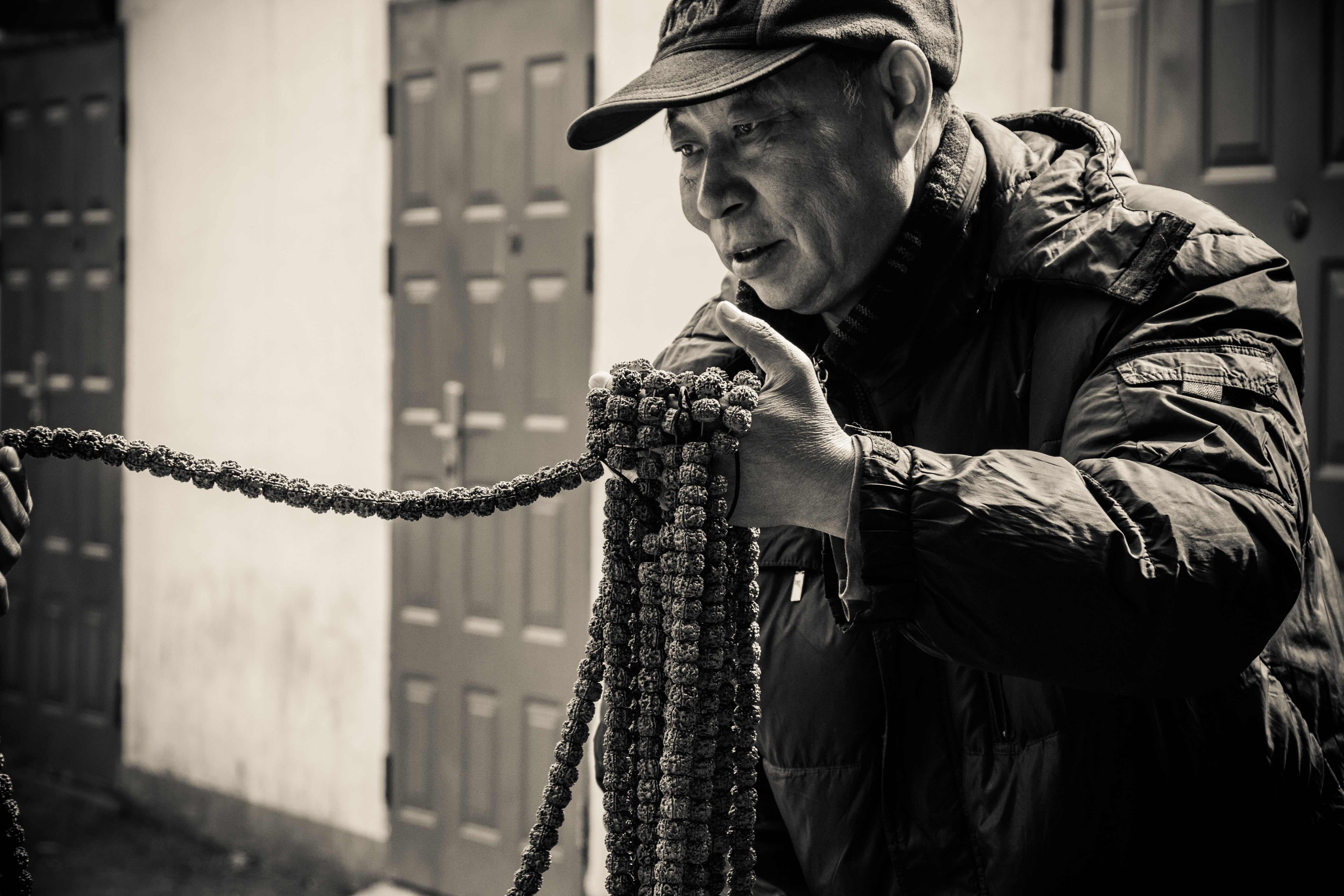 male, real people, holding, focus on foreground, day, adult, products, 5K, china, rope, character, auction, outdoors, documentary, lifestyles, market, HD Wallpaper