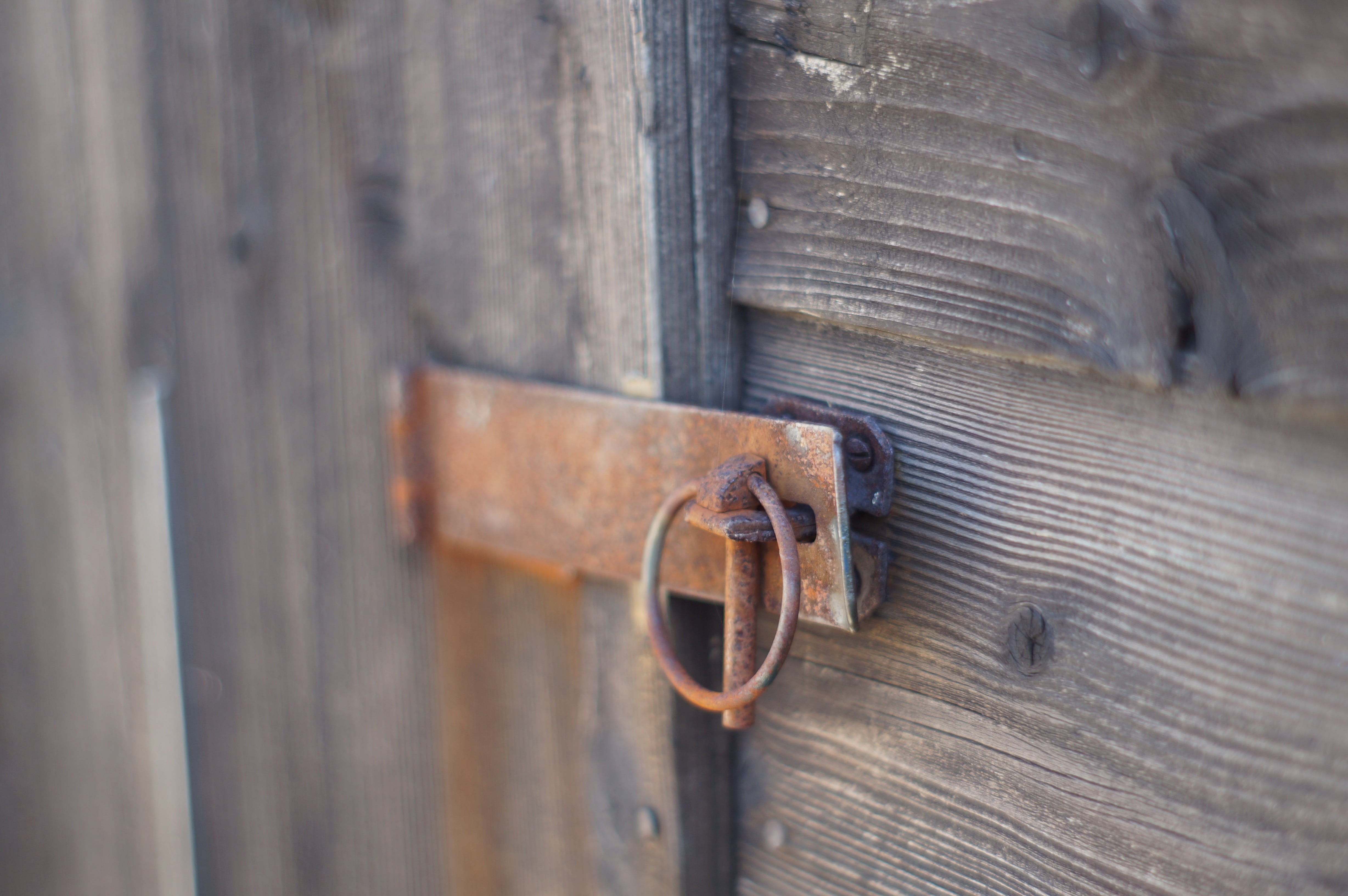 selective focus, macro, gate, outdoors, latch, close-up, pattern, garden shed, keyhole, wooden, protection, no people, textured, brown, building, clasp, HD Wallpaper