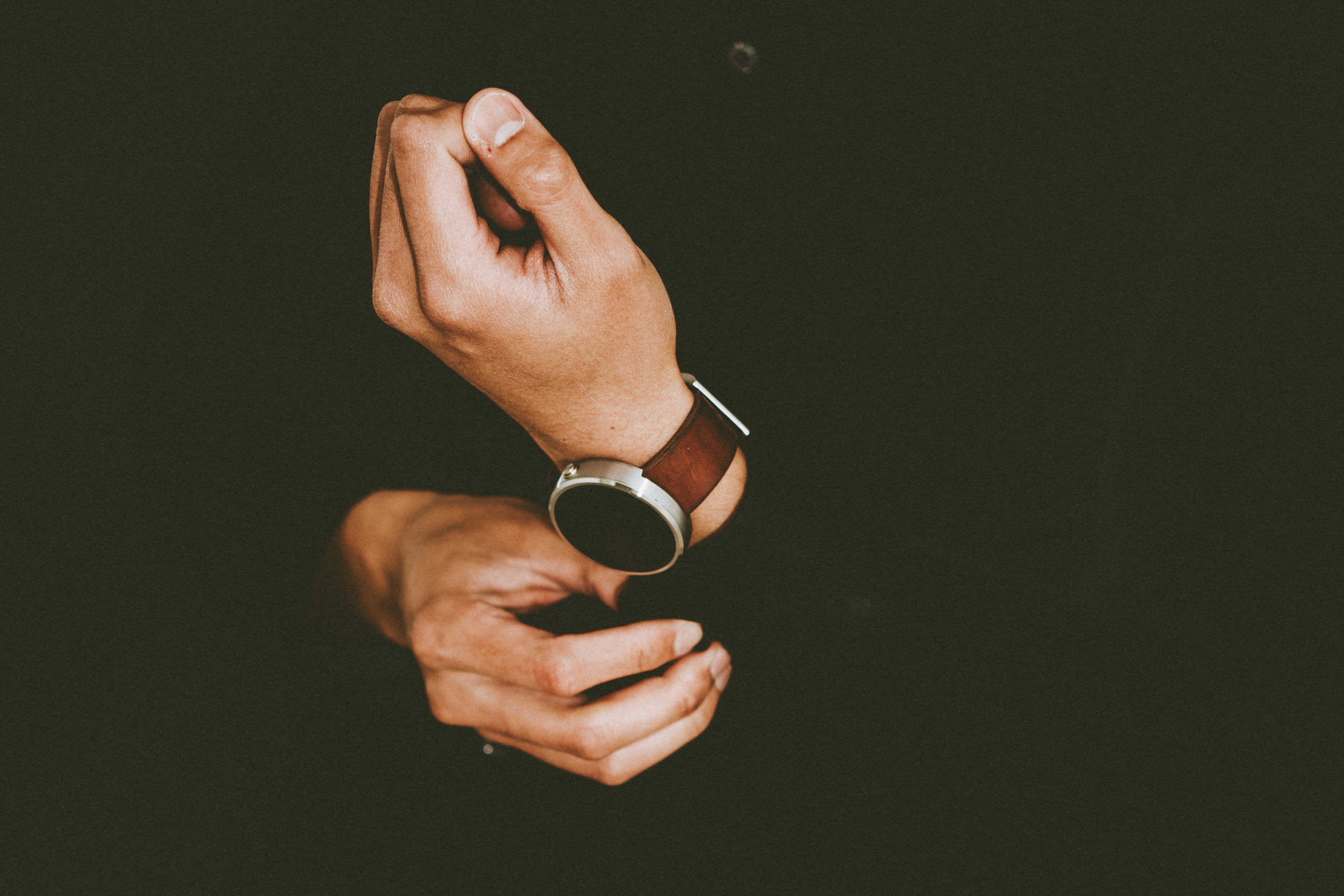 2K, crime, human body part, finger, holding, adult, one person, sunglasses, wristwatch, watch, person, communication, men, human Hand, hand, glasses, anger, HD Wallpaper