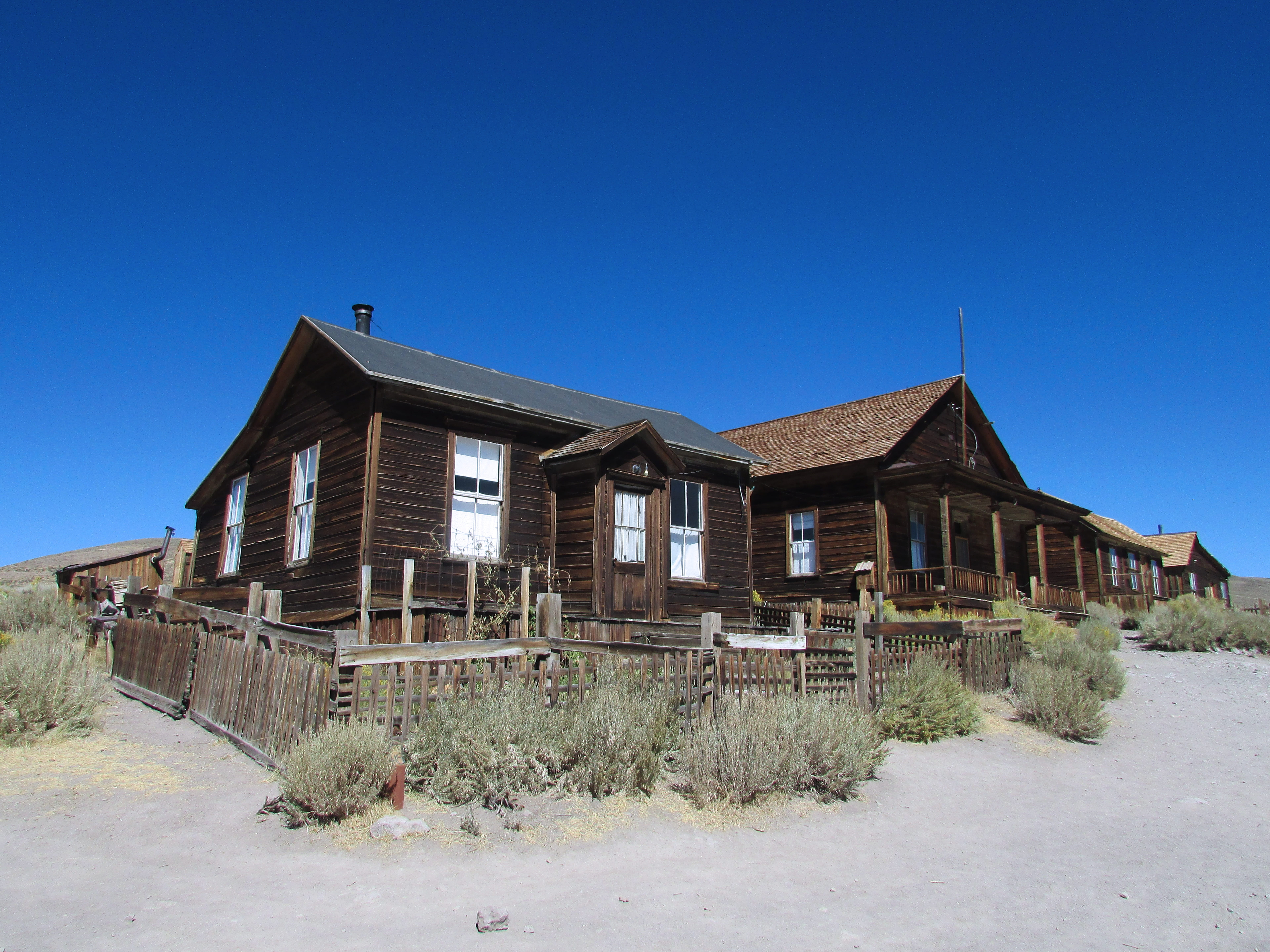 usa, town, metal, wild, tourist, west, rusted, residential district, old, non-urban scene, mono, historic, western, abandoned, Bodie, Ghost, rust, grass, HD Wallpaper