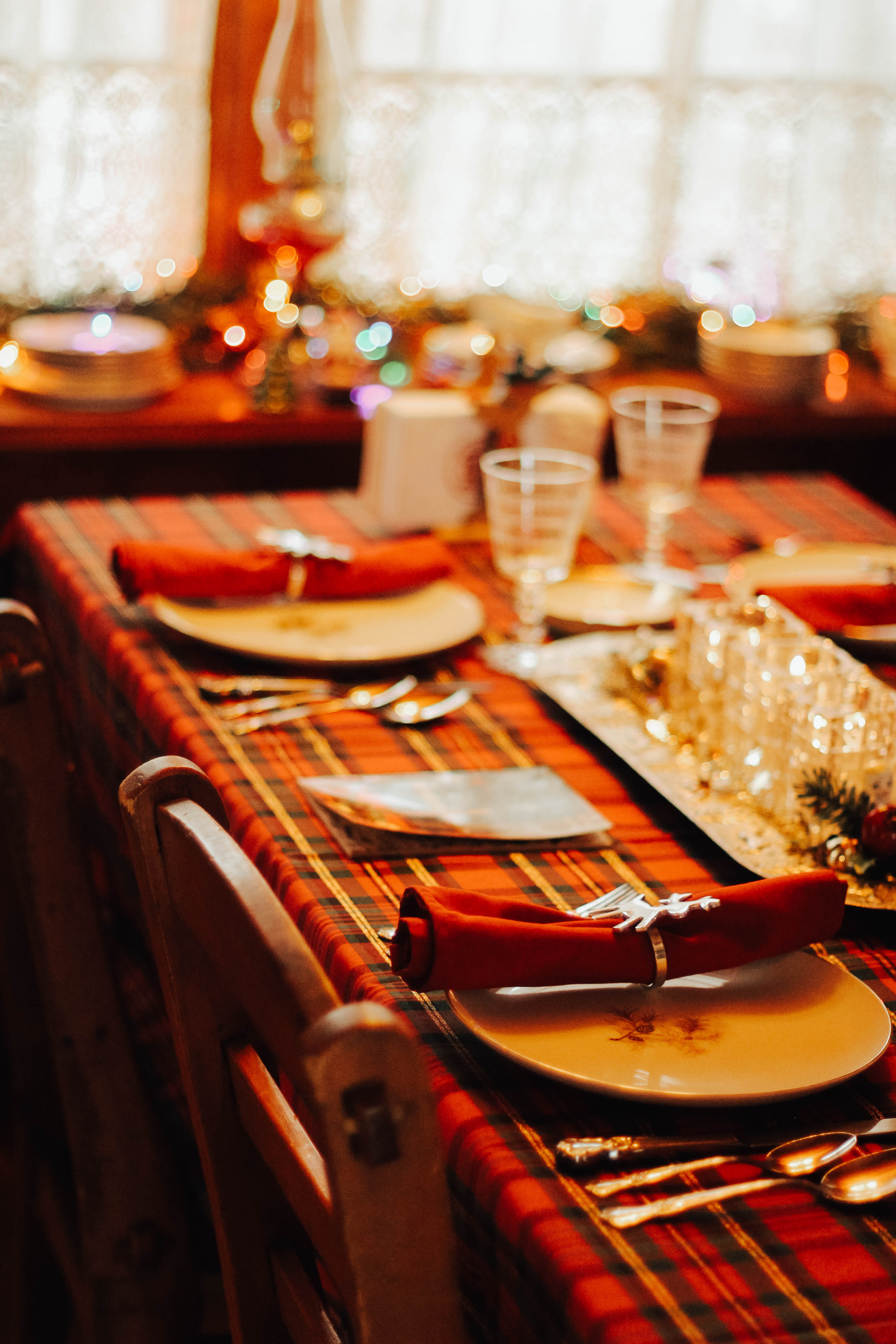 absence, still life, dinner, wood, plant, plaid, no people, set, pub, couch, restaurant, indoors, household equipment, table, 5K, place setting, candle, Phone HD Wallpaper