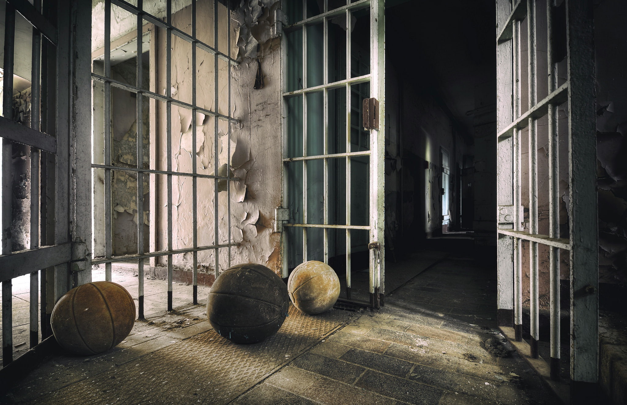 abandoned, sport, empty, decline, bad condition, architecture, run-down, old, balls, sports equipment, window, indoors, building, glass - material, damaged, HD Wallpaper